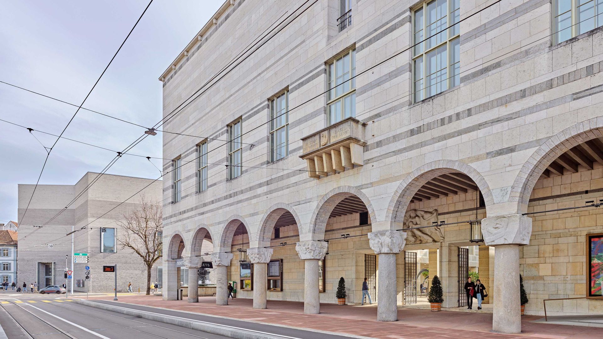 Blick von der Strasse auf das Gebäude des Kunstmuseums Basel.