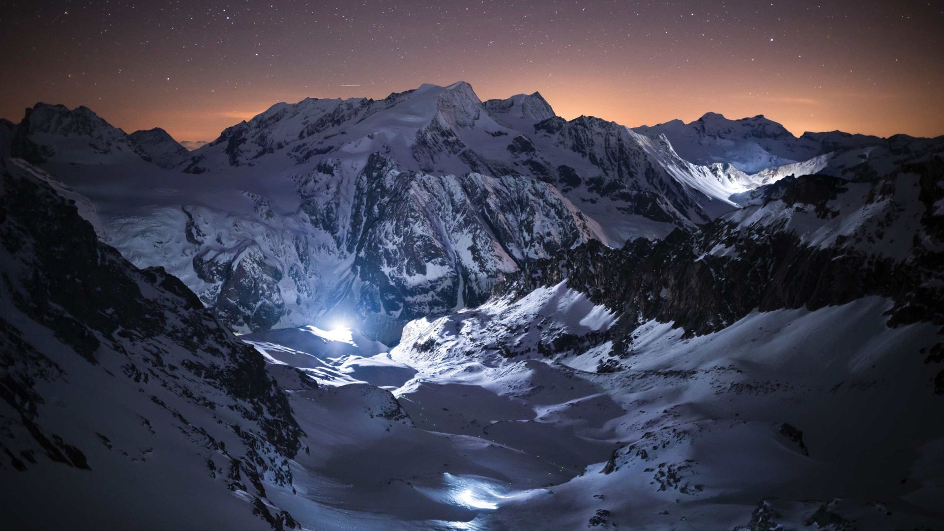 Le ciel nocturne au-dessus de Zermatt, illuminé pour la Patrouille des Glaciers.
