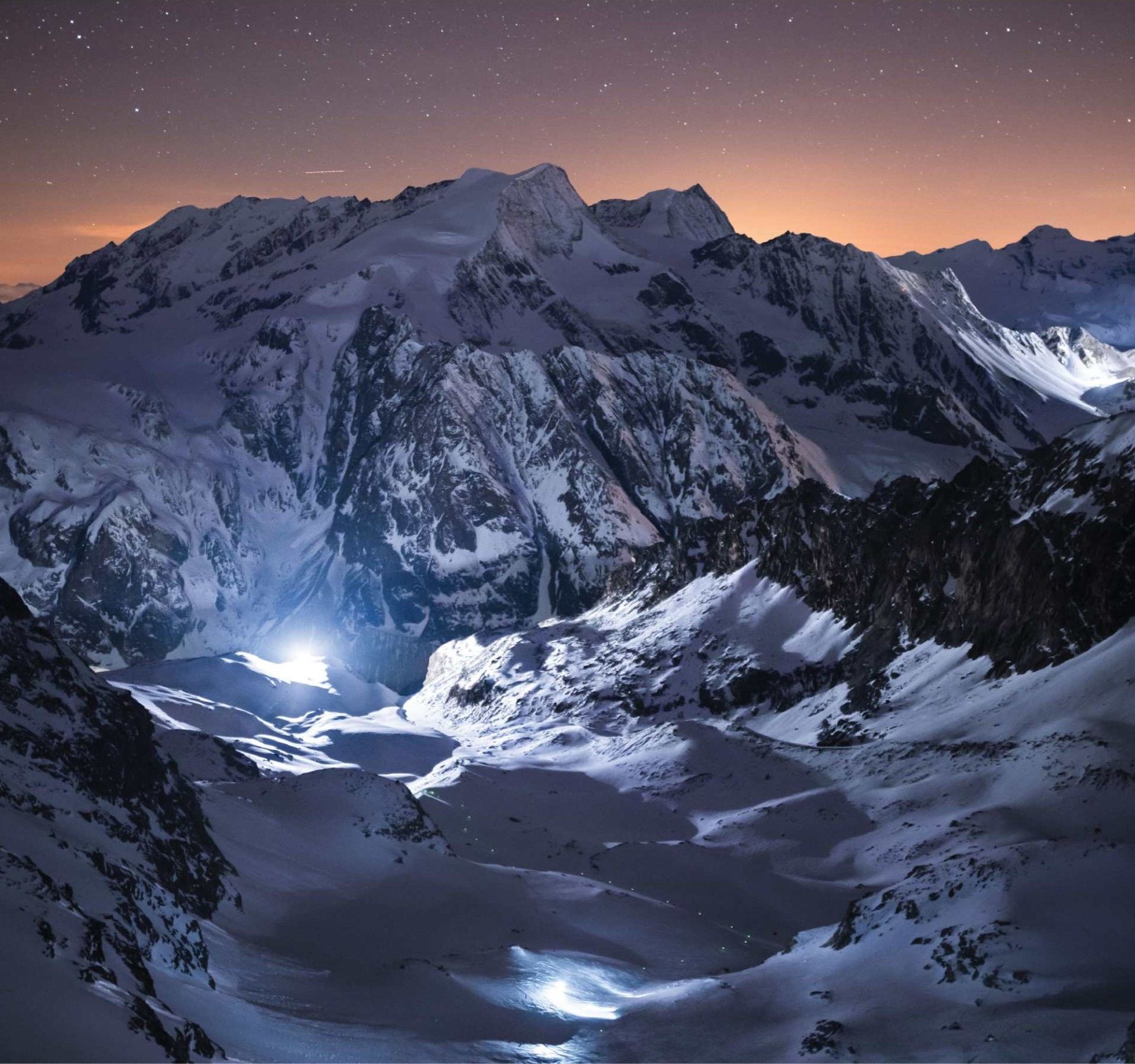Nachthimmel über Zermatt, beleuchtet für die Patrouille des Glaciers.