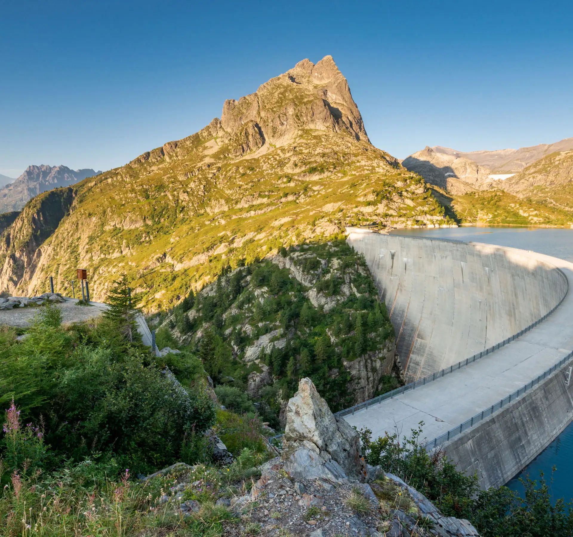 Der beeindruckende Emosson-Staudamm in den Schweizer Alpen bietet eine atemberaubende Berglandschaft mit kristallklarem Stausee, ideal für Wanderer, Naturliebhaber und Fotografen.