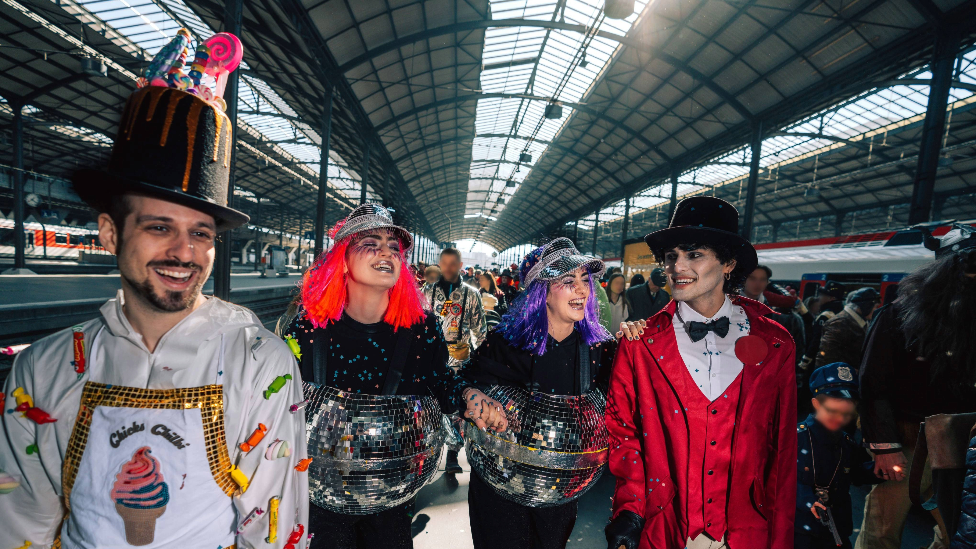 Amici nella stazione di Lucerna in cammino verso il Carnevale di Lucerna.