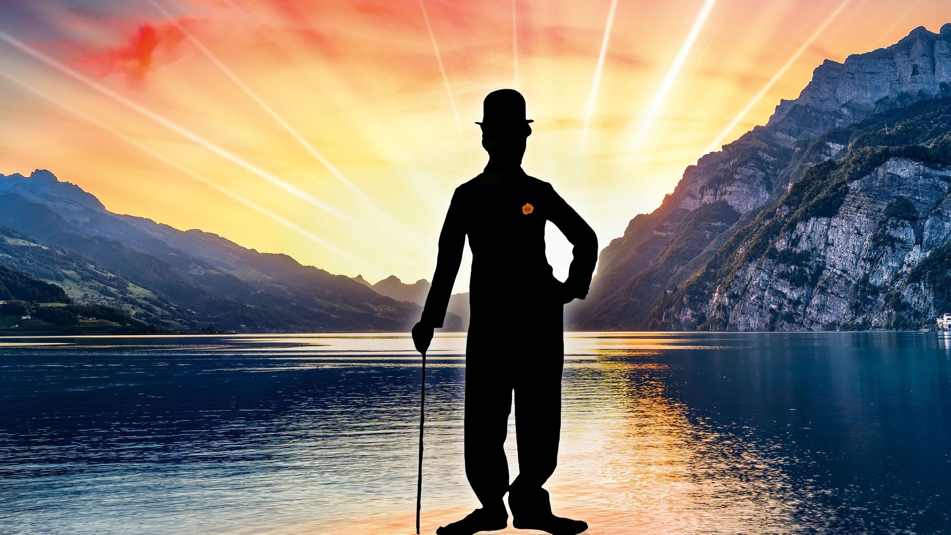 Palco del Walensee con il musical Chaplin davanti al lago e alle montagne, con il pubblico davanti al palco all’aperto.