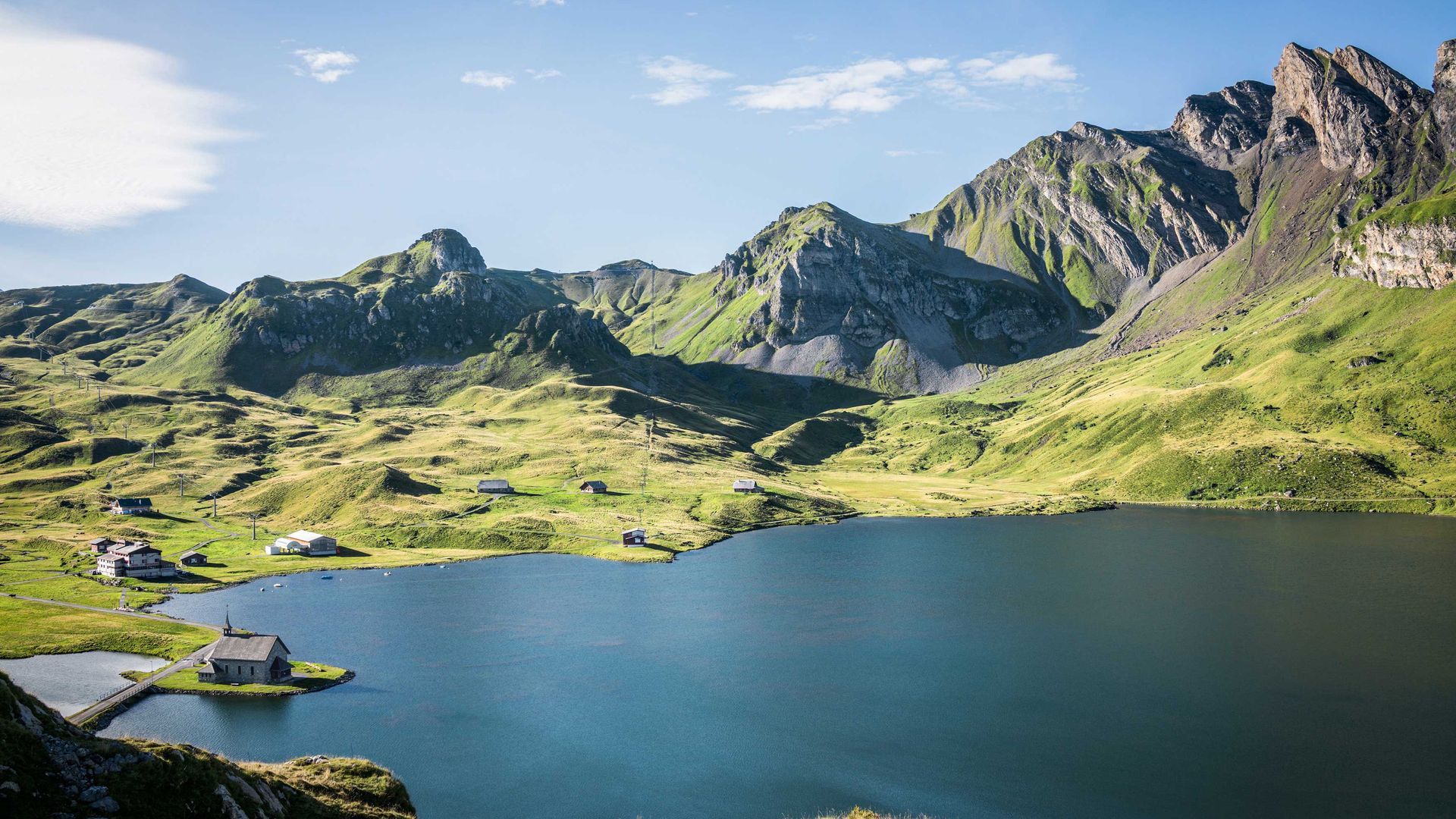 Panoramablick über den Melchsee und die umliegenden Berggipfel.