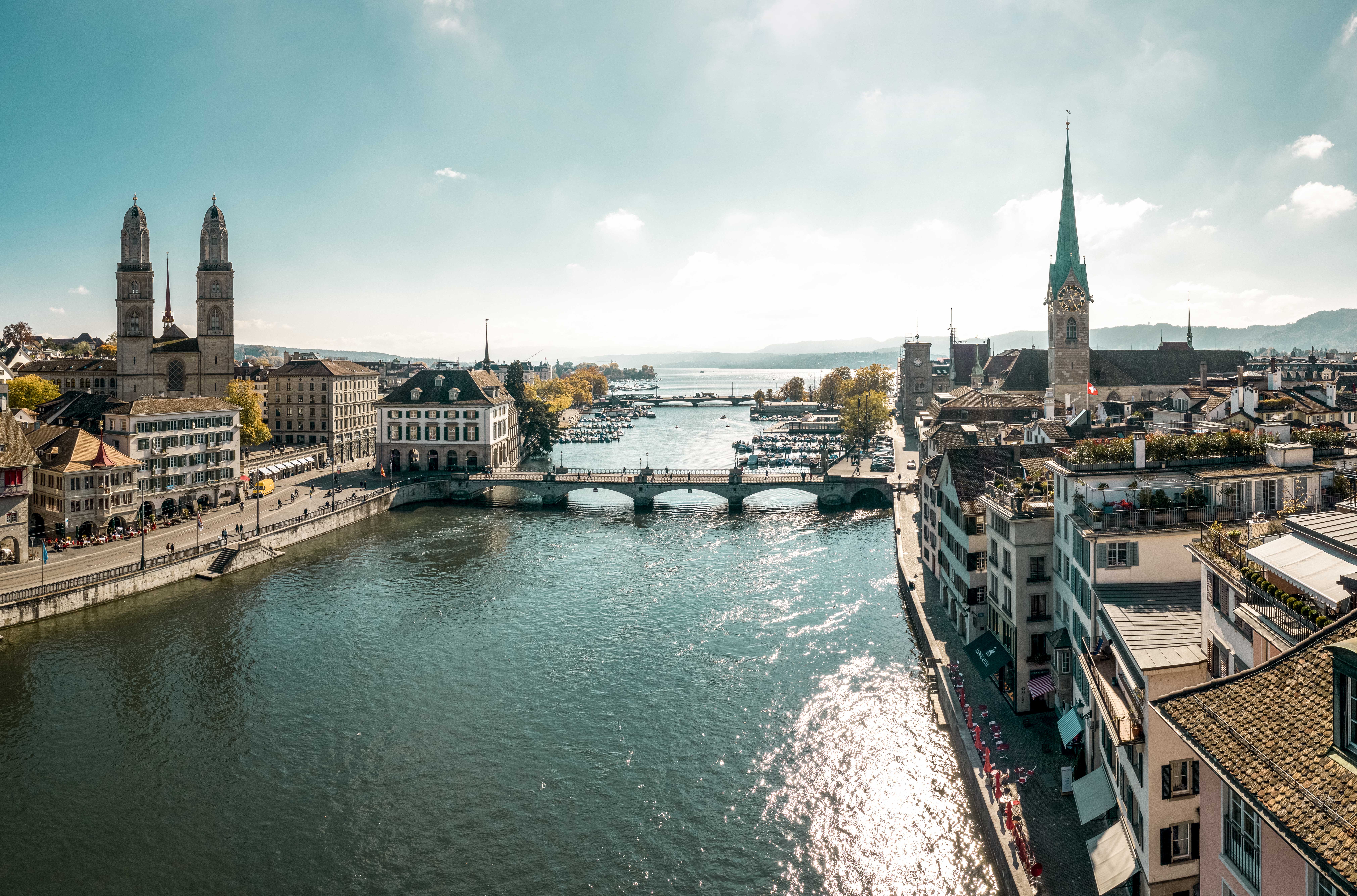 Une image de Zurich, Suisse, qui montre la cathédrale de la ville et la rivière qui enrichit le paysage urbain.