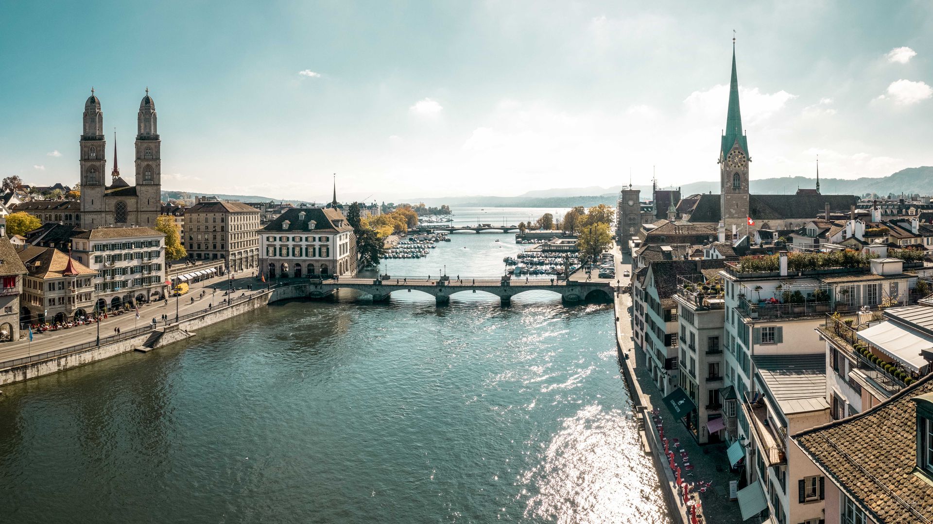 Une image de Zurich, Suisse, qui montre la cathédrale de la ville et la rivière qui enrichit le paysage urbain.