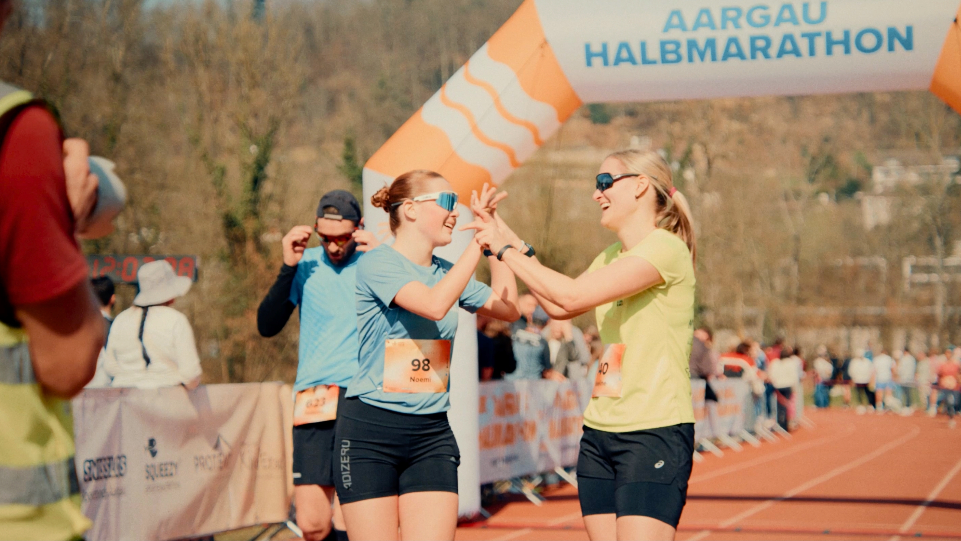 Cheering runners cross the finish line of the Aargau Half Marathon 21 km.