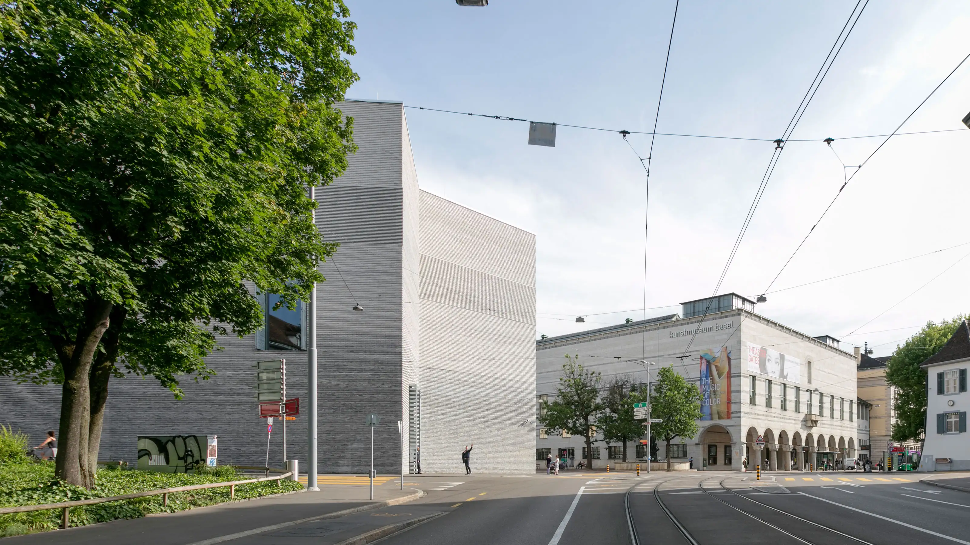 Blick von der Strasse auf das Gebäude des Kunstmuseums Basel. 