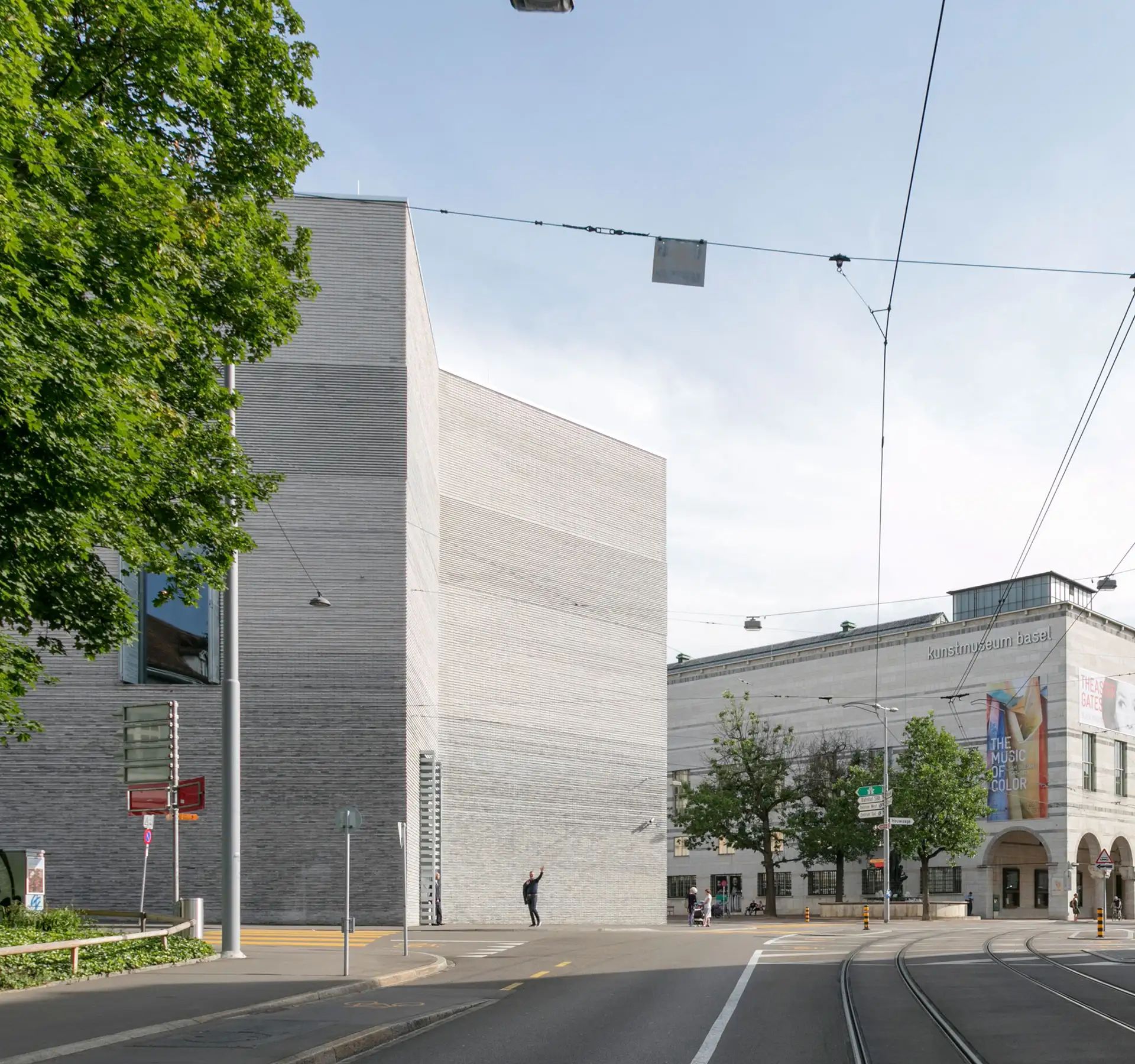 Blick von der Strasse auf das Gebäude des Kunstmuseums Basel.