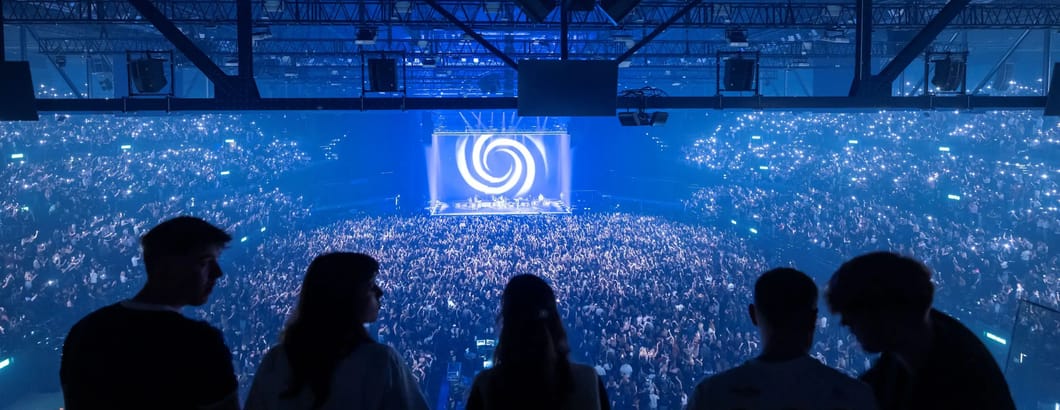 hallenstadion-wettbewerb-silhouetten-vier-personen-grossen-beleuchteten-buehne-halle-publikum hallenstadion-wettbewerb-silhouetten-vier-personen-grossen-beleuchteten-buehne-halle-publikum