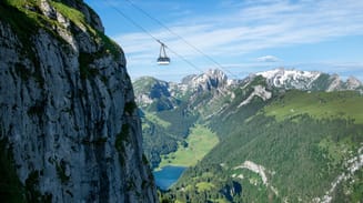The photo shows the aerial cableway to the Hoher Kasten with a spectacular mountain panorama in the background.