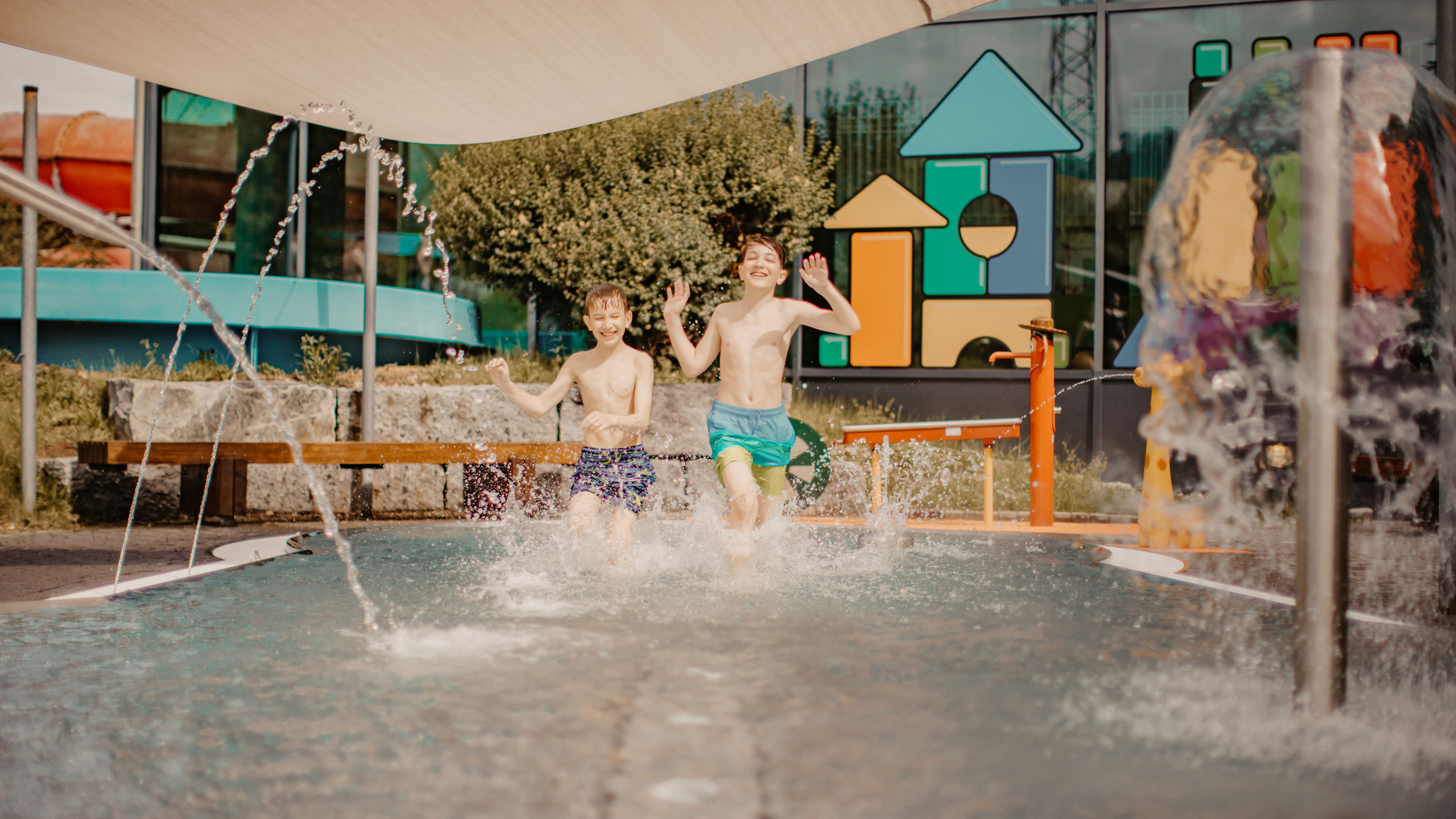 Deux enfants jouent joyeusement dans le parc aquatique Aquabasilea et s'amusent dans les pataugeoires.