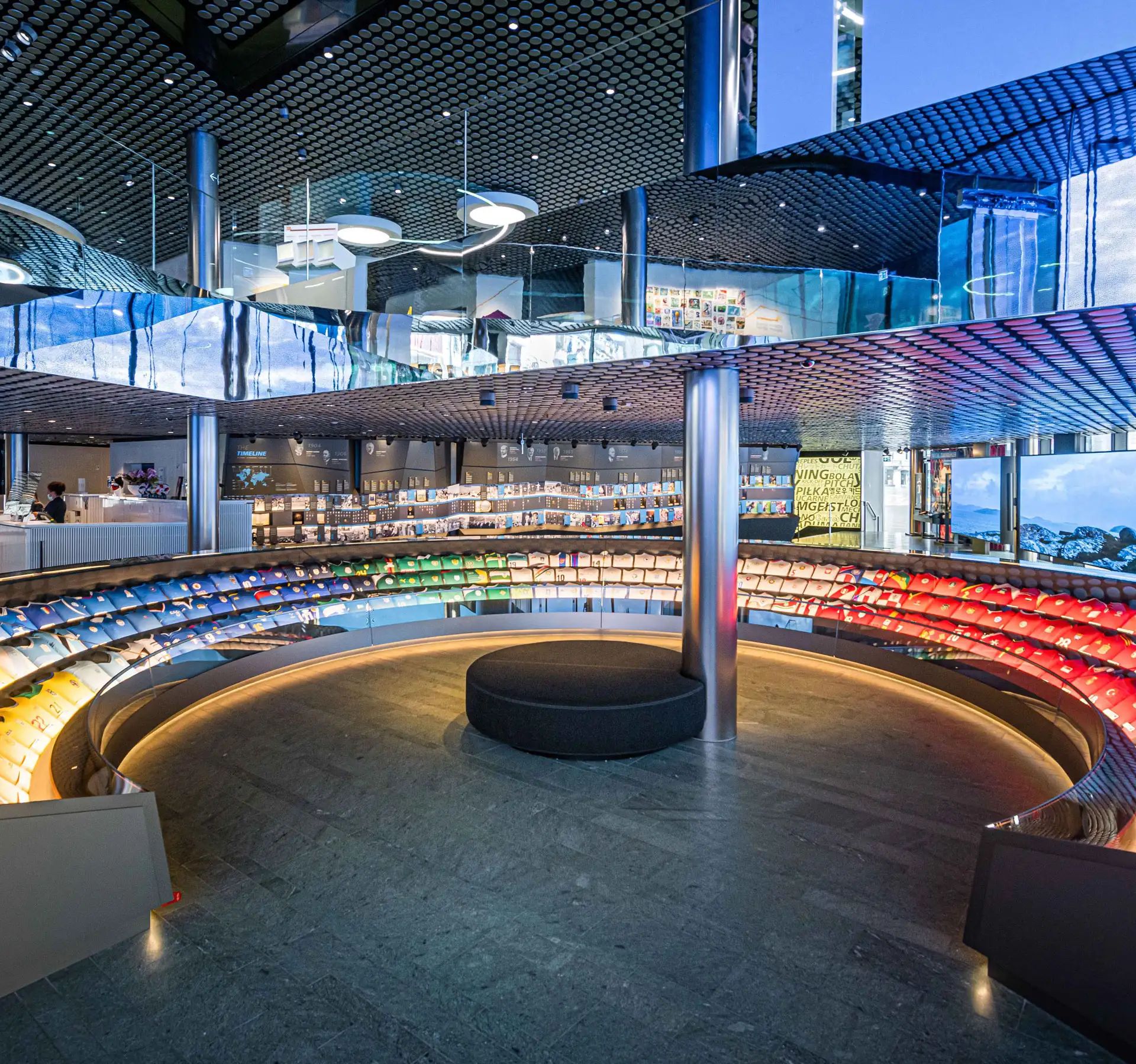 À l'intérieur d'un bâtiment moderne se trouve une grande statue de verre qui rappelle un stade.