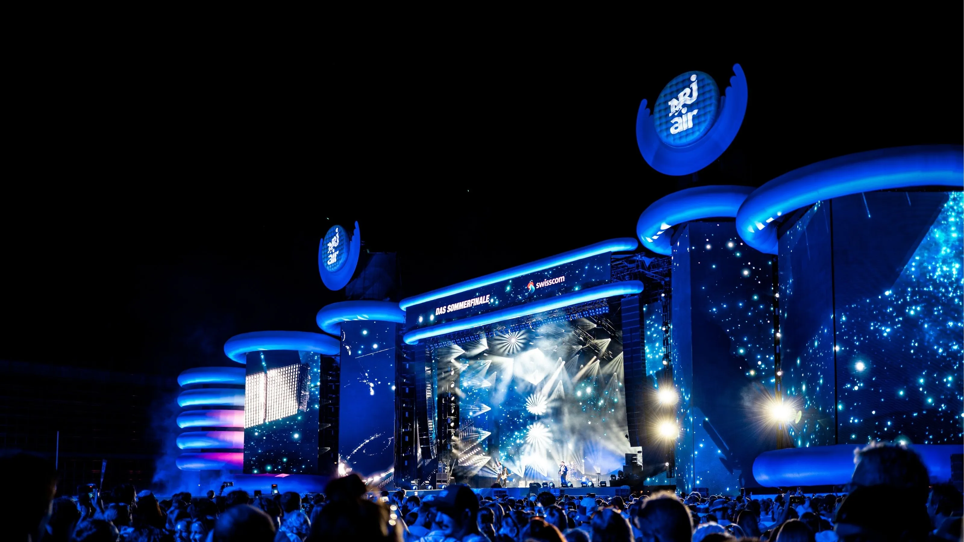 Scène de l’Energy Air avec éclairage, le public visible au premier plan.
