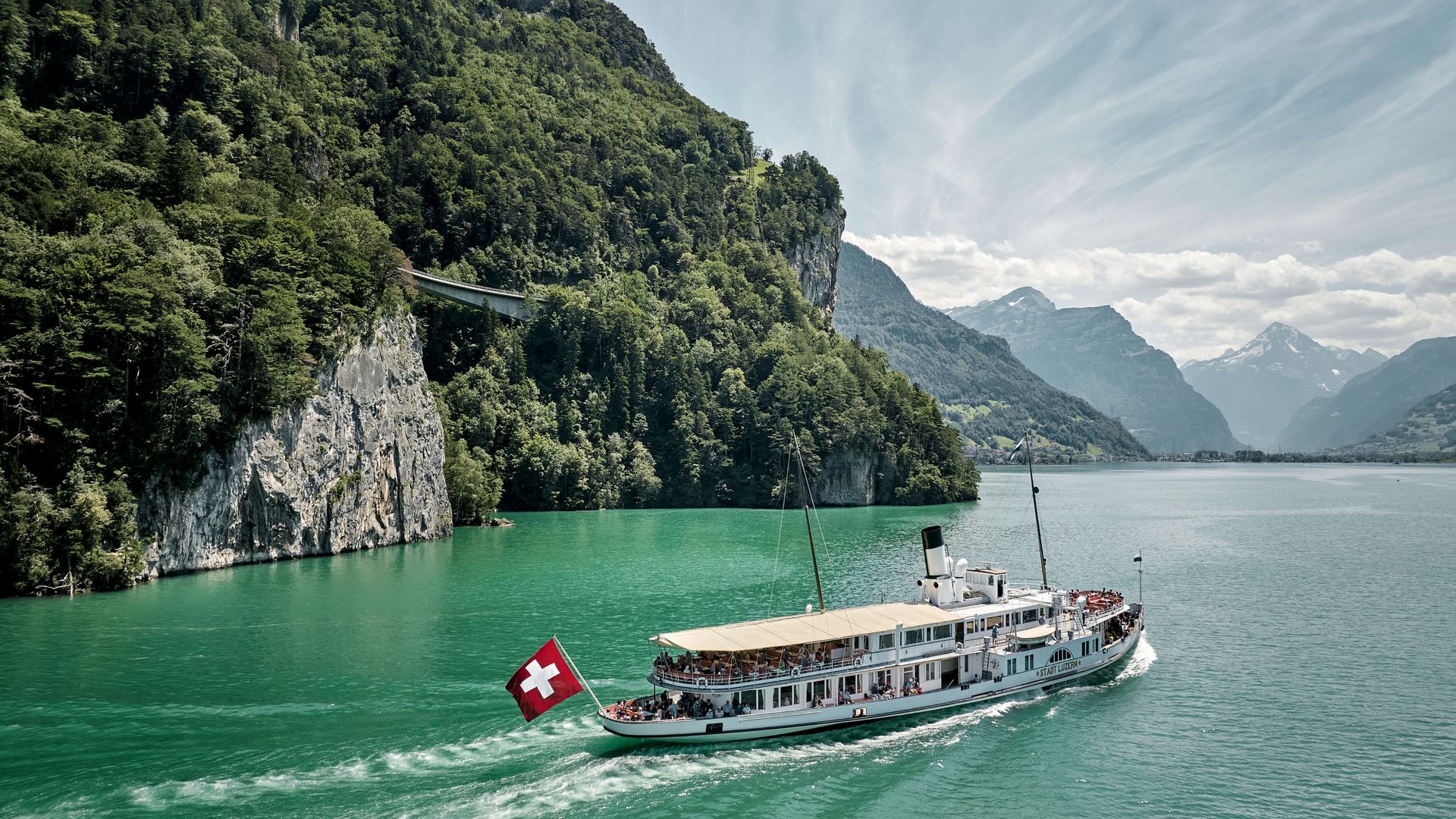Photos prises par drone, un bateau à vapeur de la Stadt Luzern sur le lac des Quatre-Cantons.