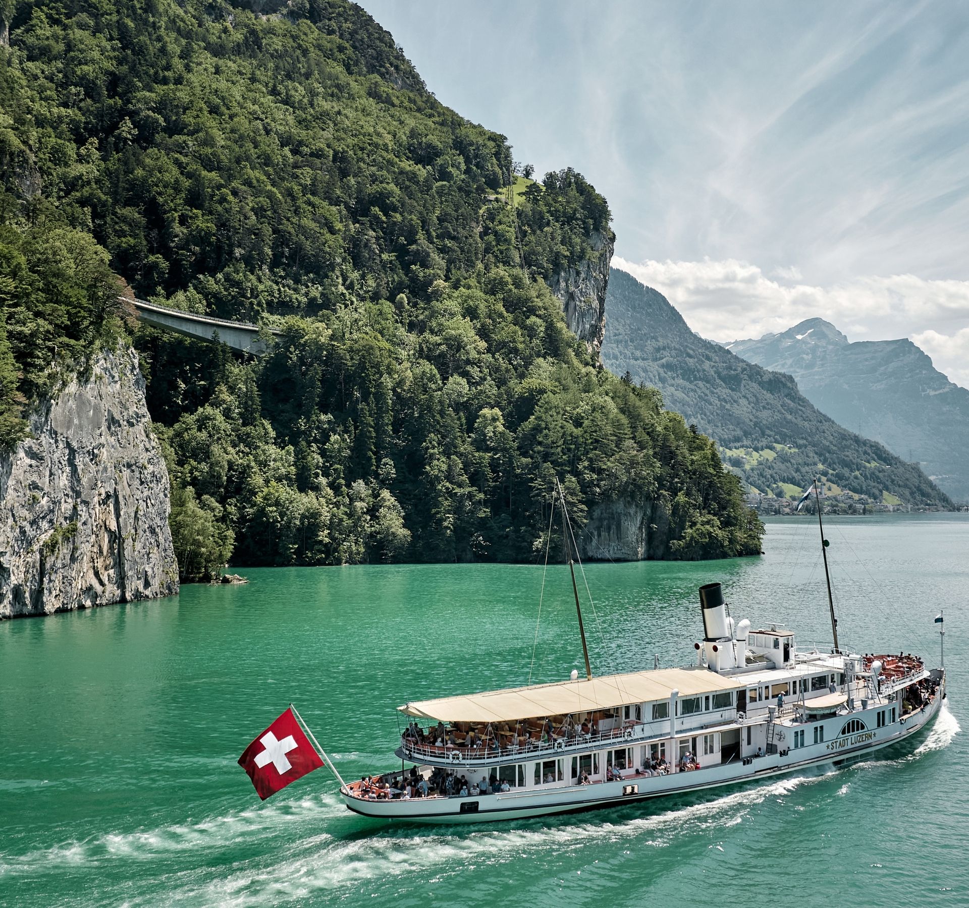 Photos prises par drone, un bateau à vapeur de la Stadt Luzern sur le lac des Quatre-Cantons.