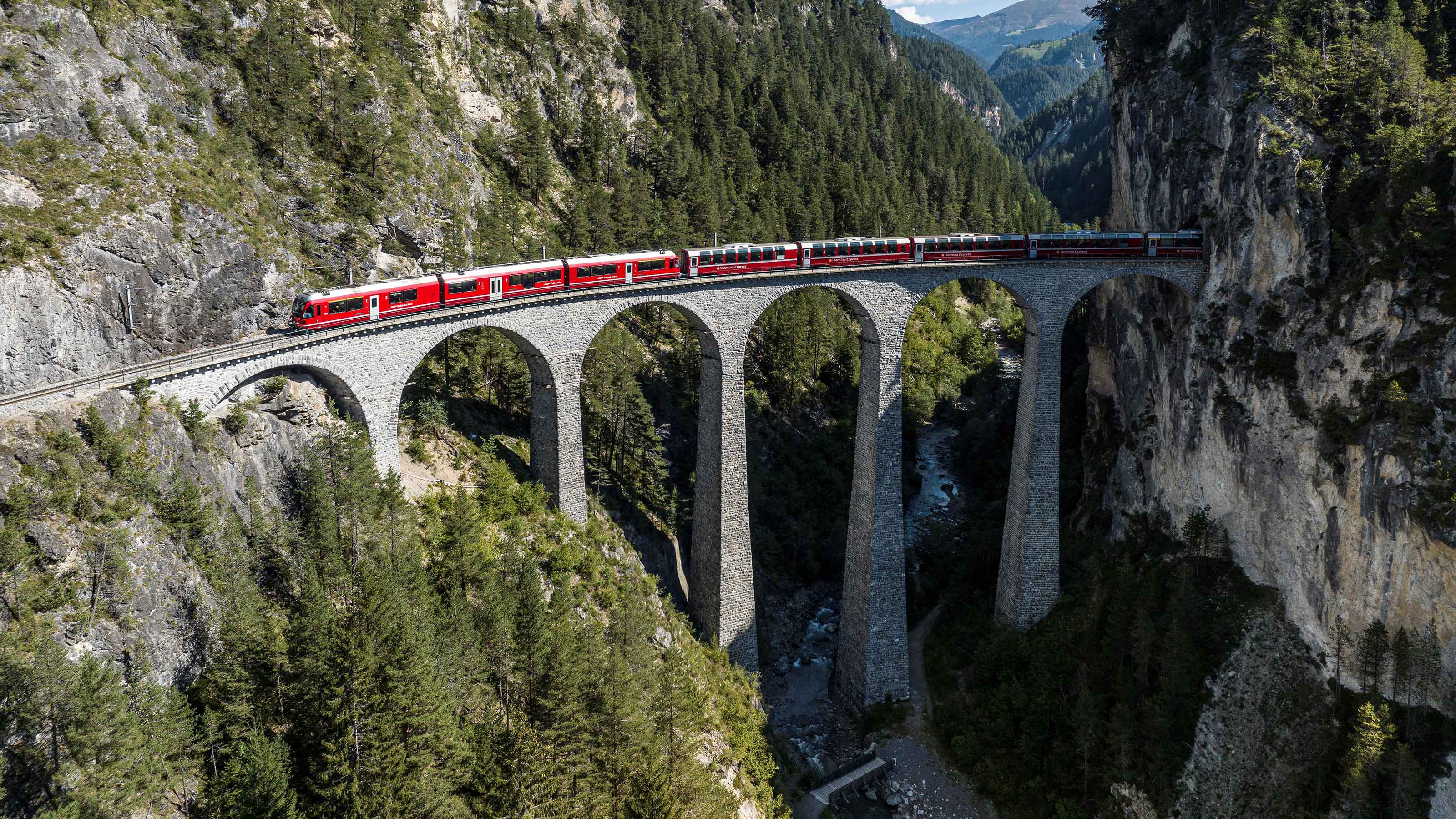 Le Bernina Express des chemins de fer rhétiques passe par le Landwasserviadukt.