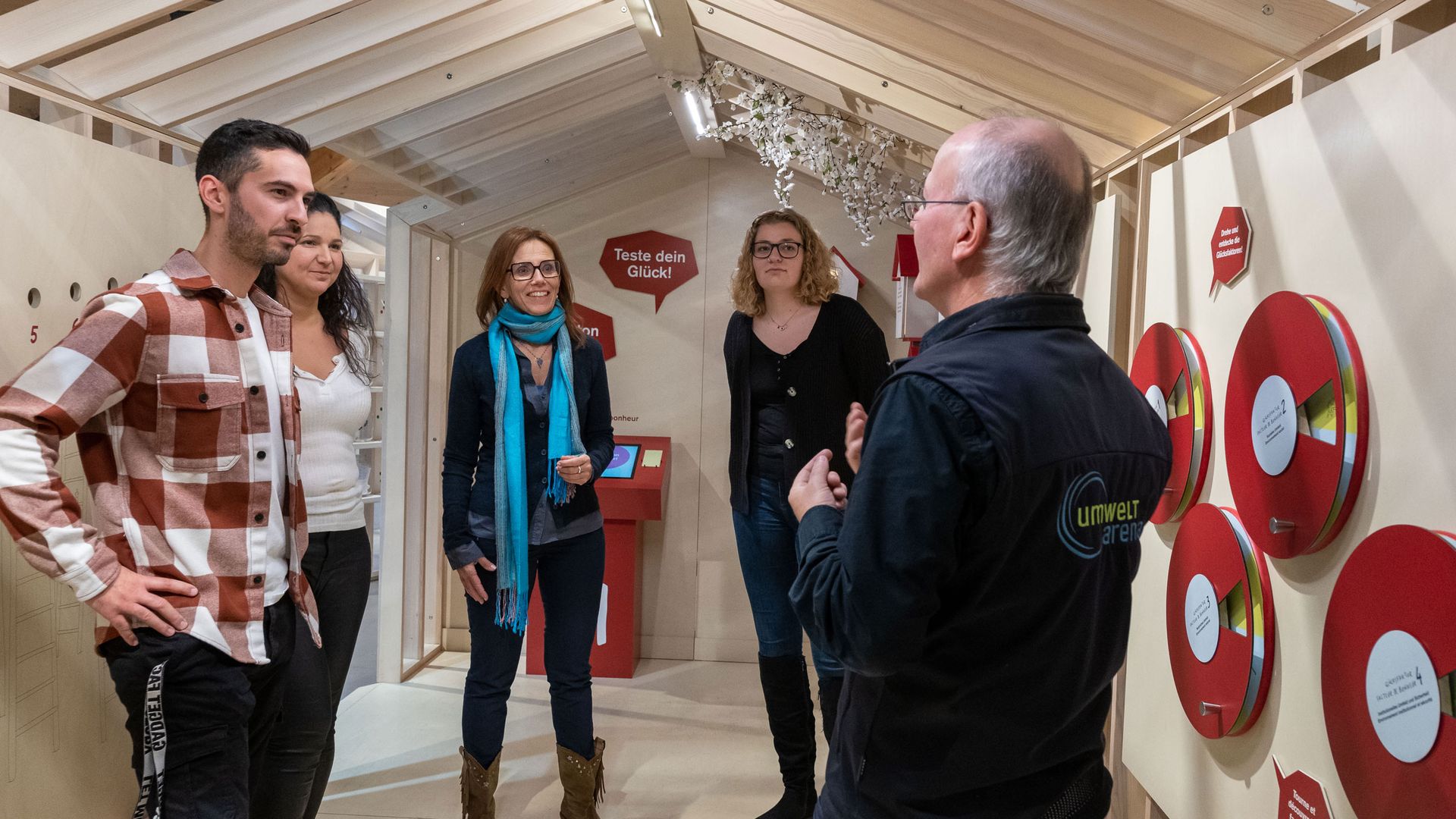 Eine Gruppe erwachsener Menschen verfolgt die Führung in der Umwelt Arena.