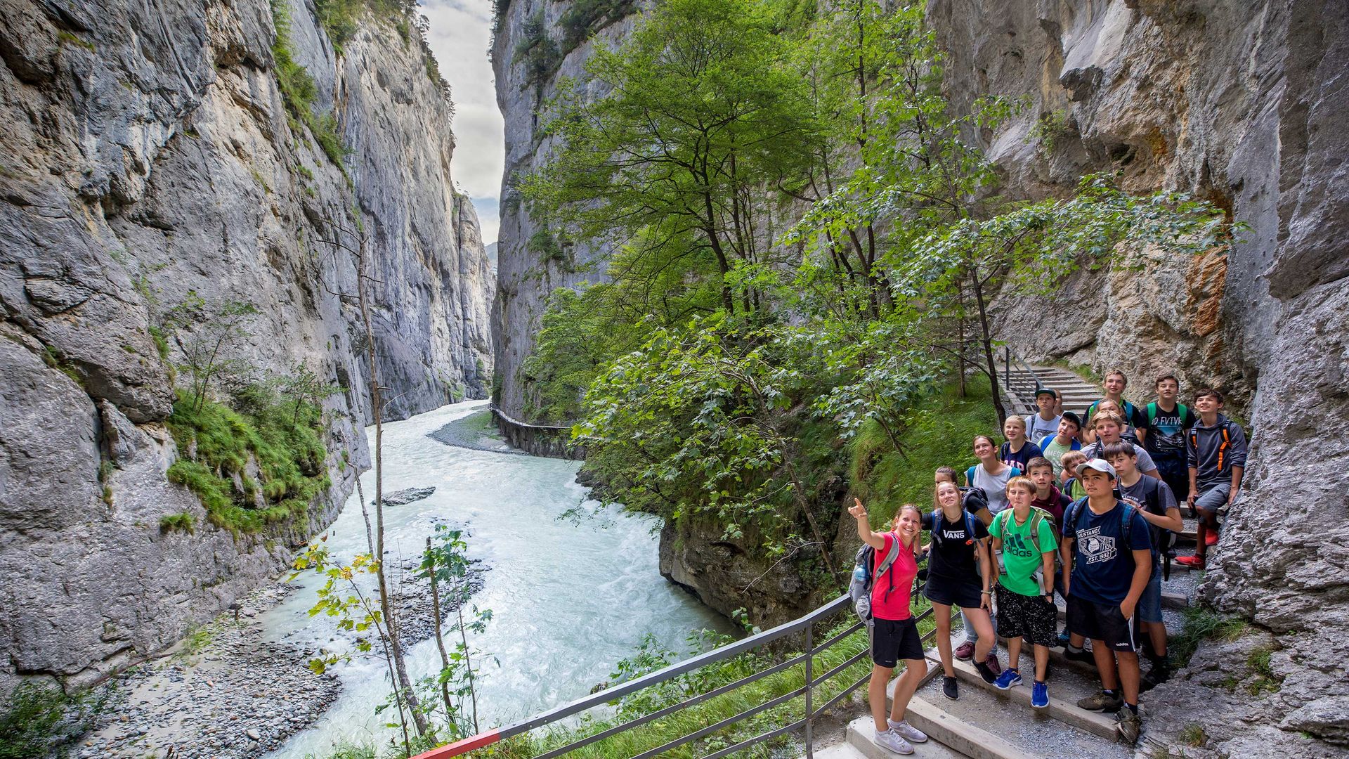 Une classe d'école sur un sentier dans les gorges de l'Aare.