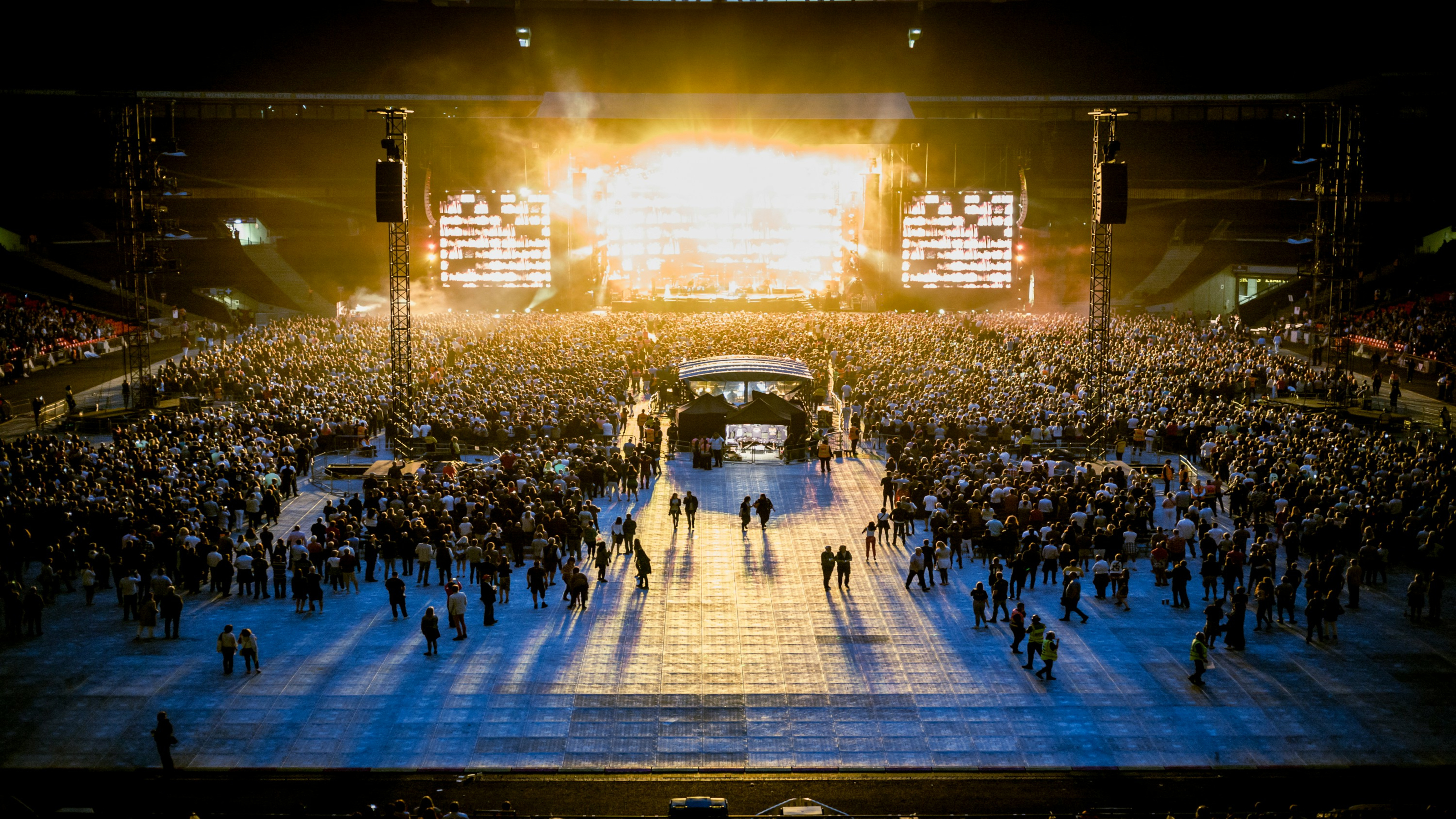 Im Hallenstadion wird ein Konzert gespielt.