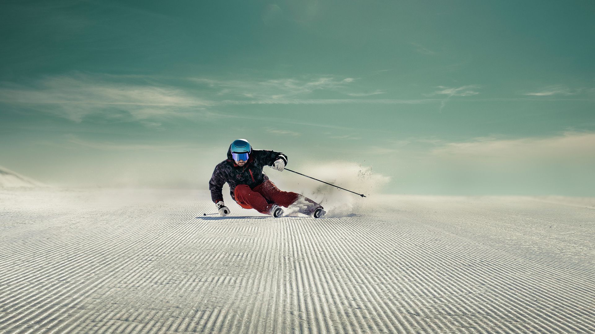 Eine atemberaubende Winterlandschaft im Skigebiet Engelberg-Titlis. Einen Skifahrer fährt auf einer top präparierten Piste. Das Bild vermittelt das Gefühl von Abenteuer und Freiheit in einer malerischen Winterkulisse.