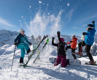 Un gruppo di appassionati di sport invernali si diverte sulla neve.