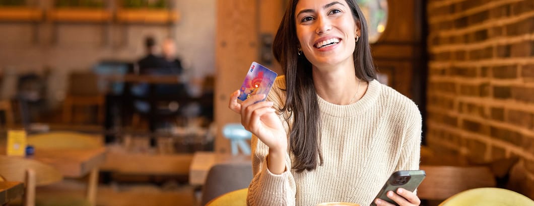 reka-wettebewerbe-eine-frau-tisch-kaffee-telefon-karte-bezahlen reka-wettebewerbe-eine-frau-tisch-kaffee-telefon-karte-bezahlen