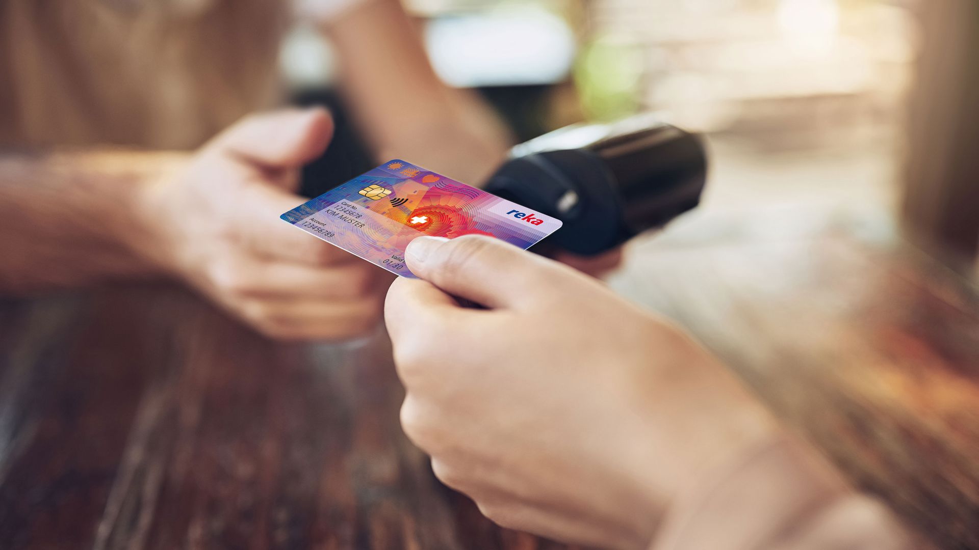 Una carta in una mano per effettuare un pagamento