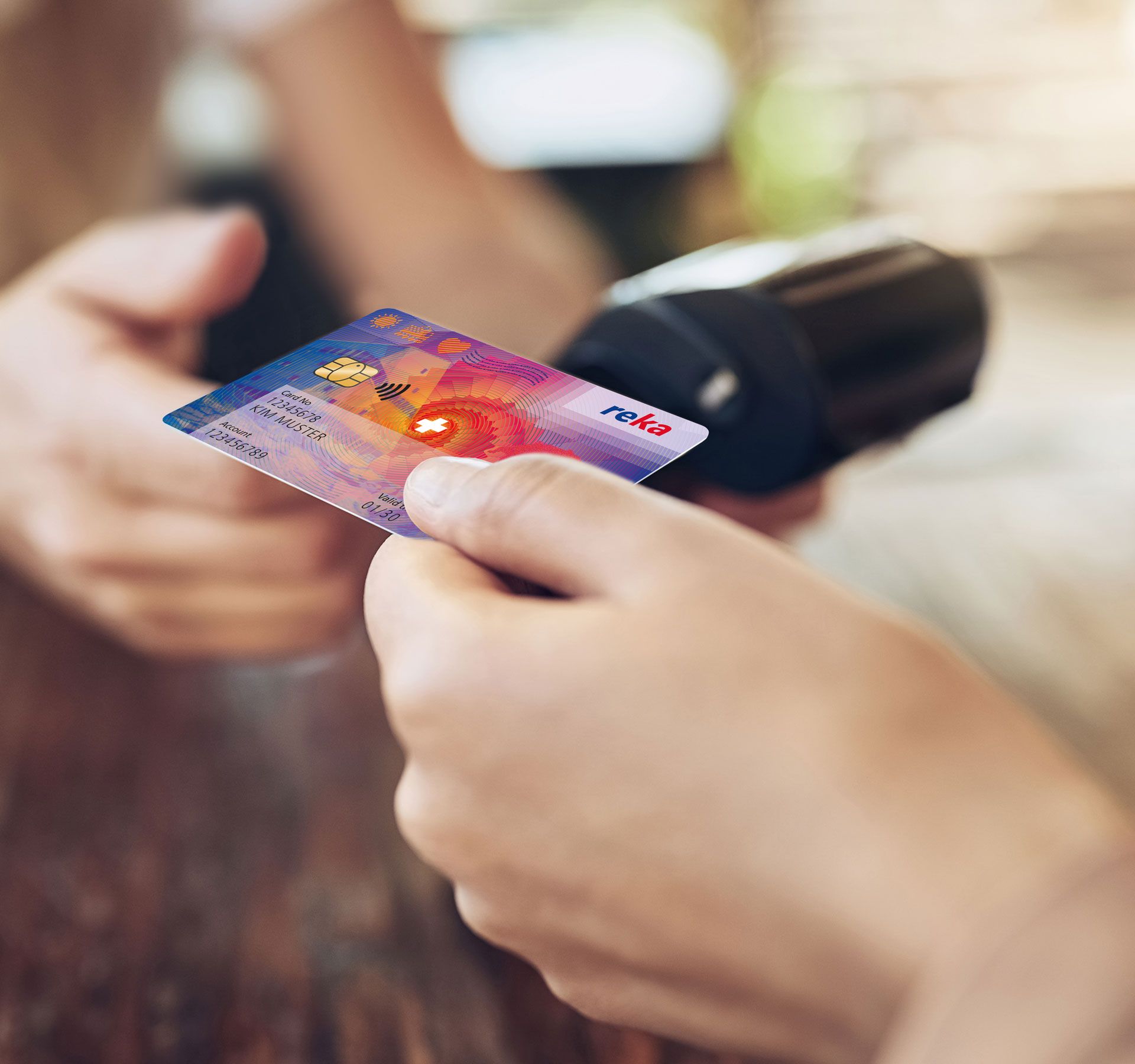 Une carte dans une main pour faire un paiement