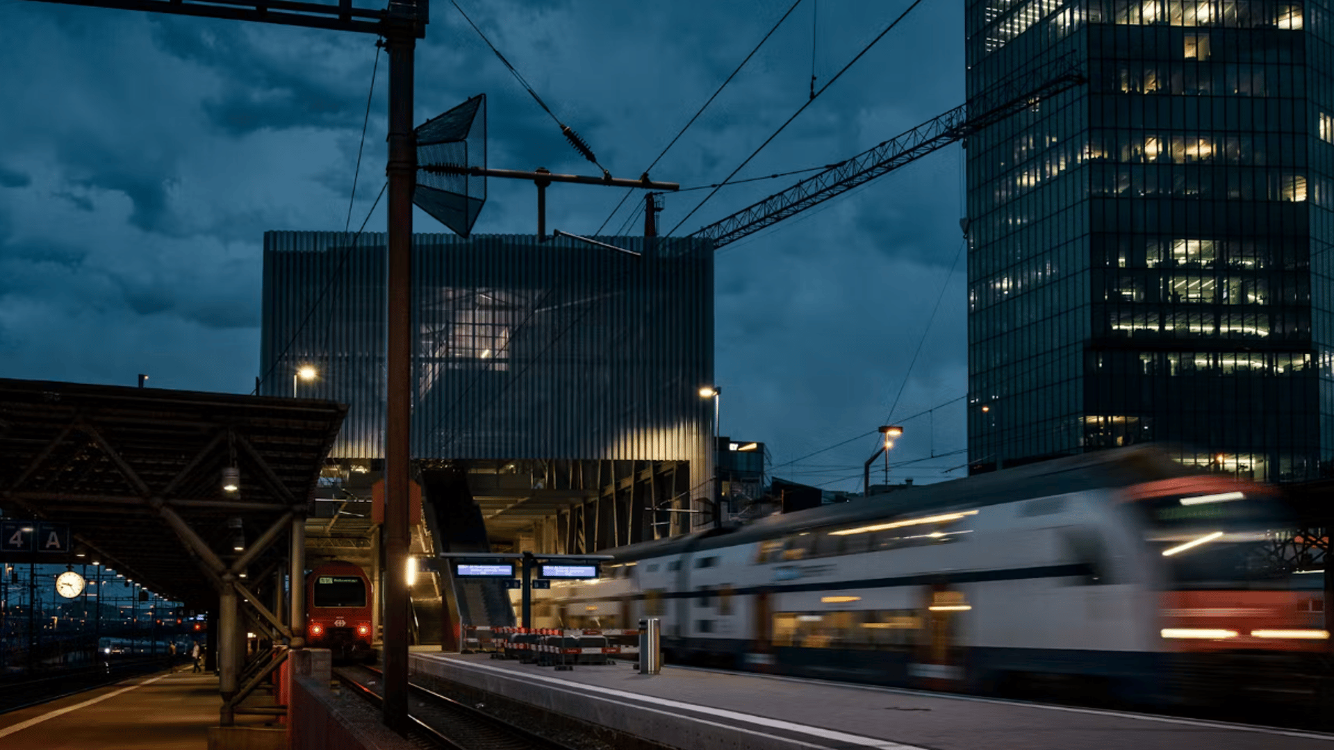 Treno speciale in arrivo alla stazione di Zurigo Hardbrücke.