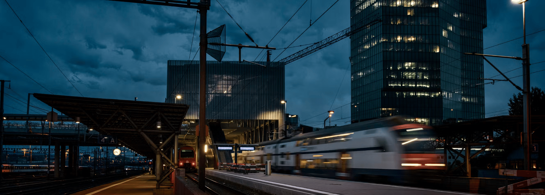 Eintreffender Extrazug am Bahnhof Hardbrücke in Zürich.