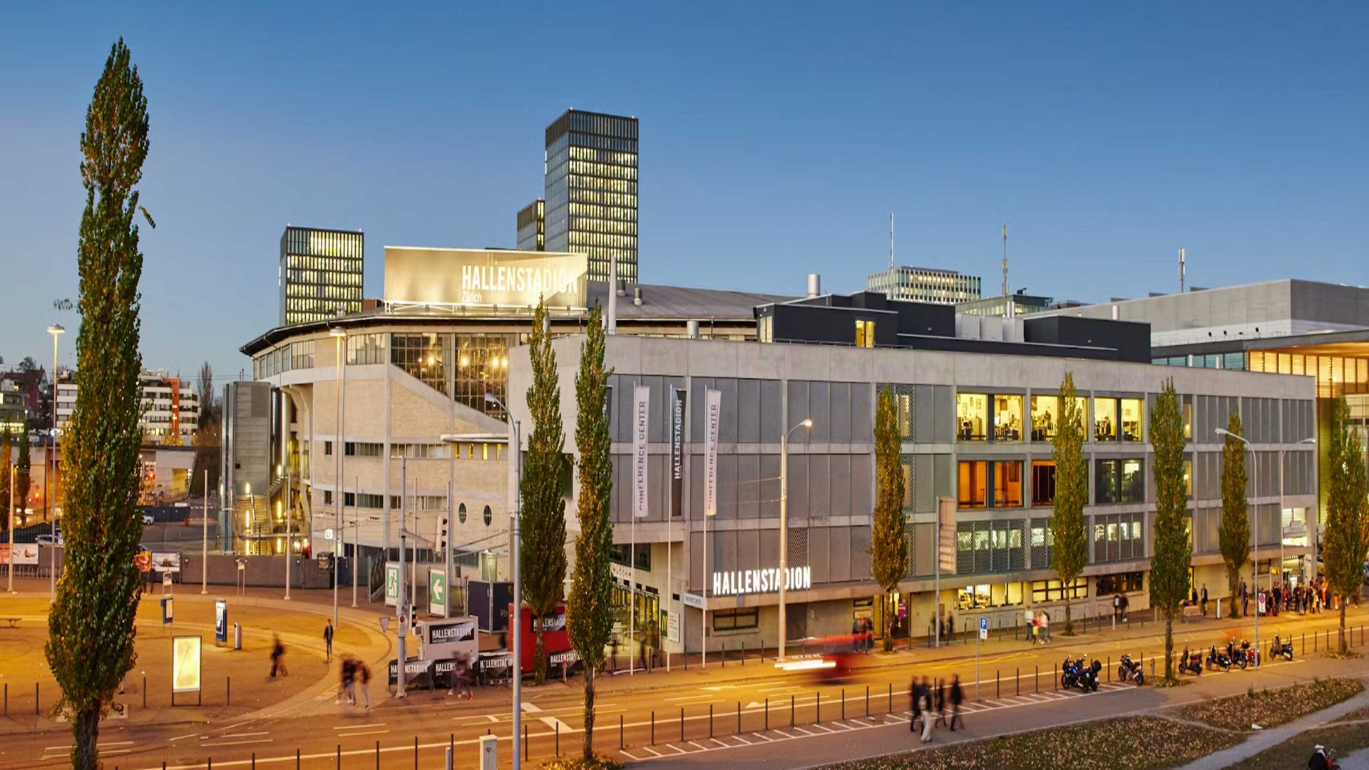 Aussenbild des Hallenstadions Zürich.