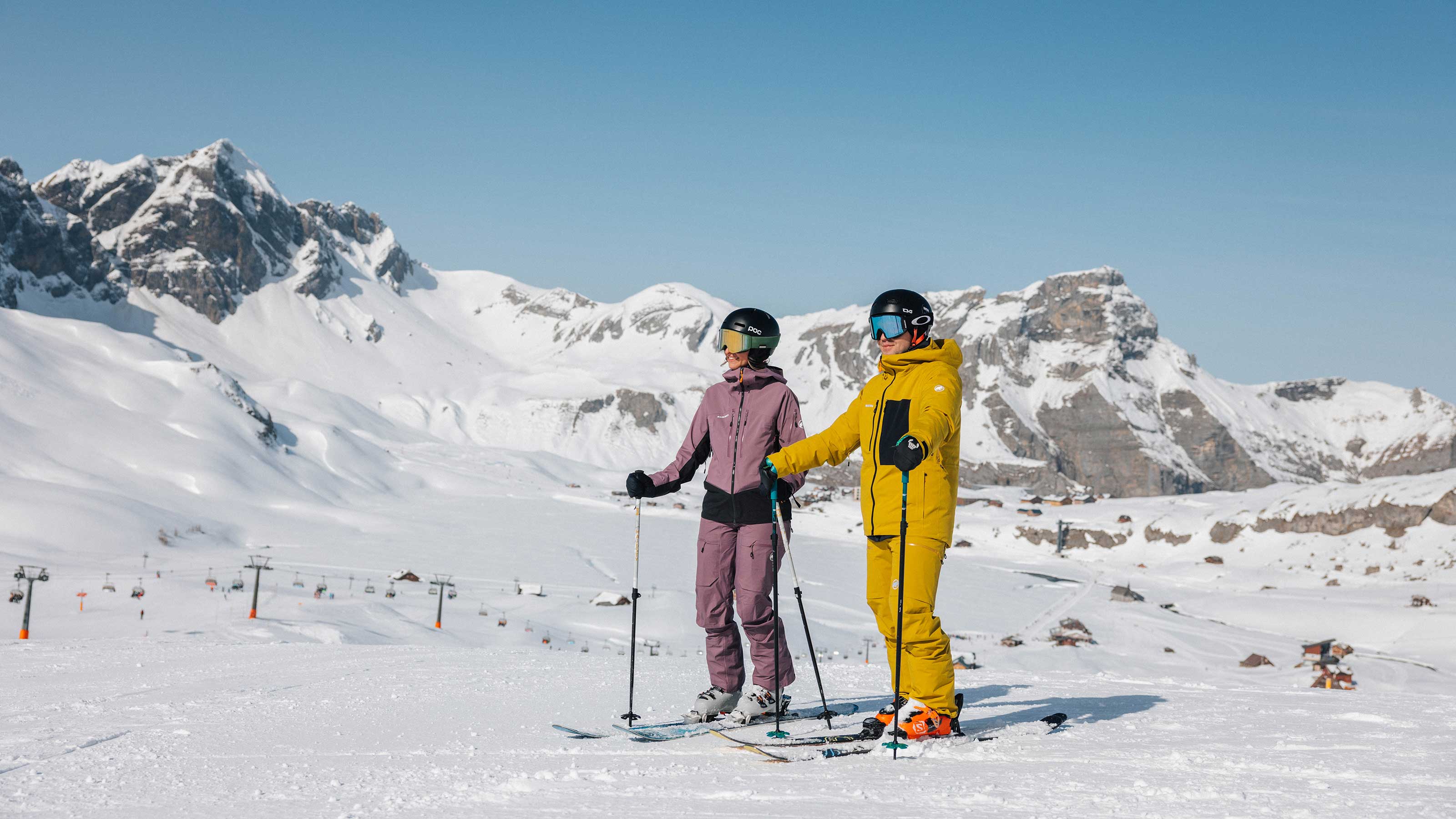 Due sciatori sono affiancati su una pista coperta di neve nella con montagne innevate sullo sfondo regione sciistica di Melchsee-Frutt.