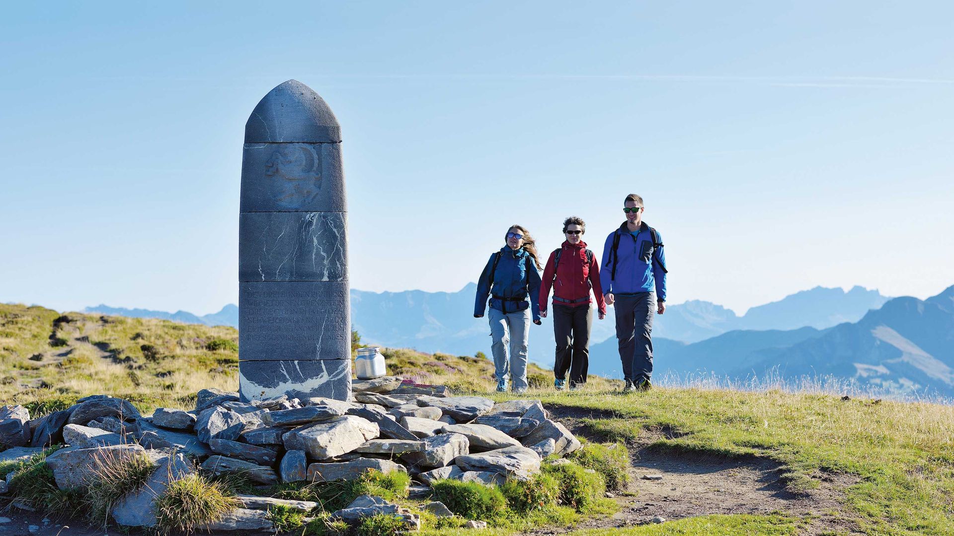 Un gruppo di escursionisti si avvicina al Dreibündenstein, sopra Coira, a oltre 2000 metri.