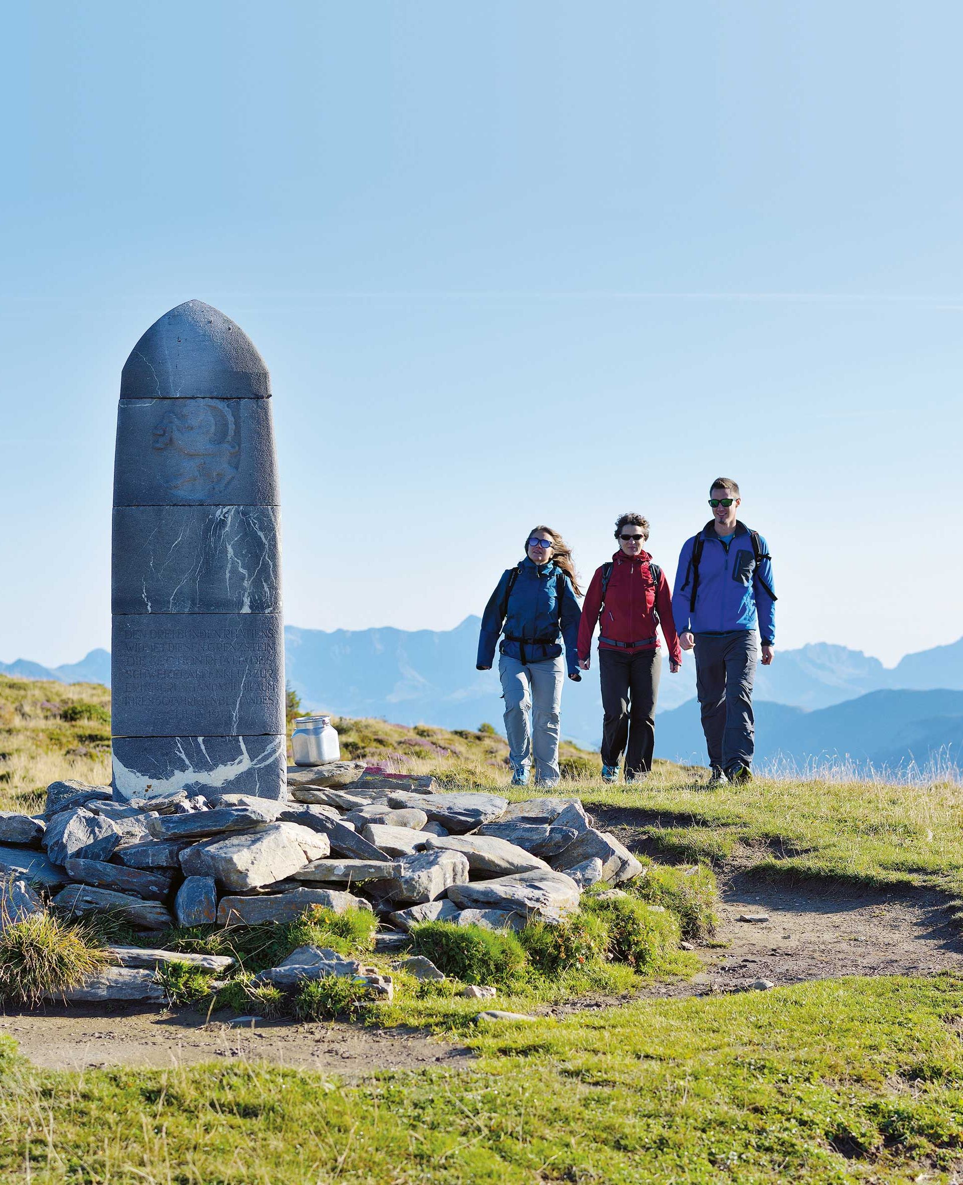 Un gruppo di escursionisti si avvicina al Dreibündenstein, sopra Coira, a oltre 2000 metri.
