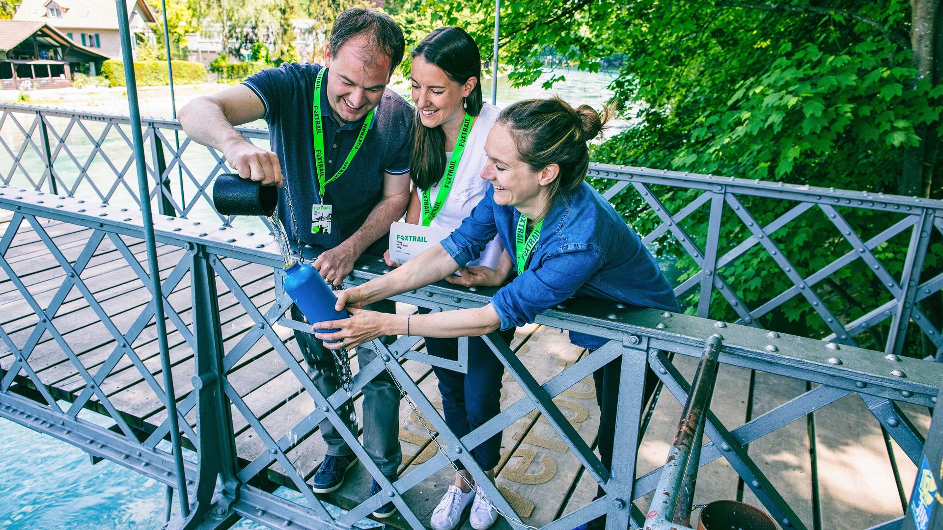 A small group solves a task together.