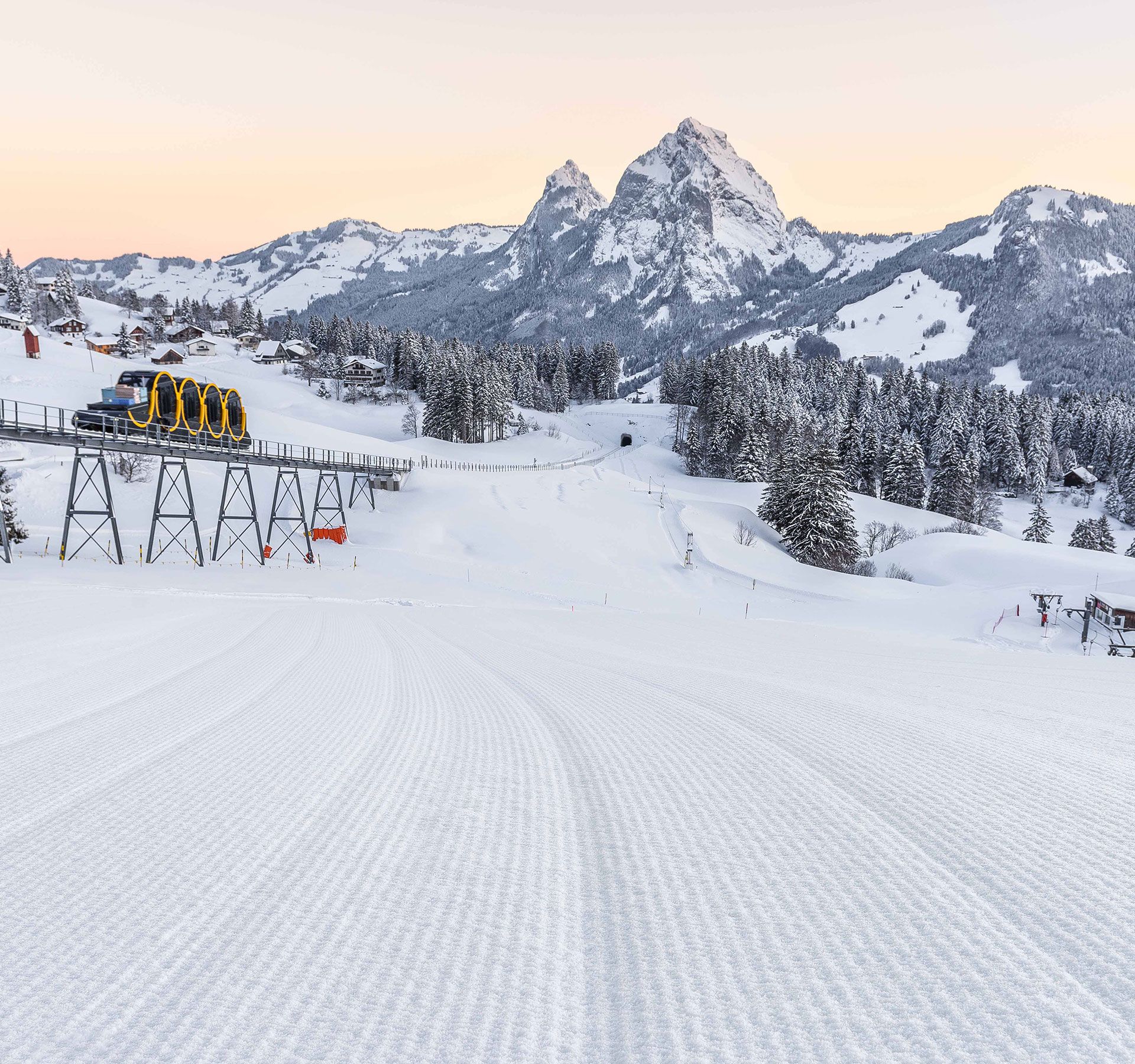 Vue depuis la piste parfaitement préparée sur le funiculaire et le paysage montagneux environnant.
