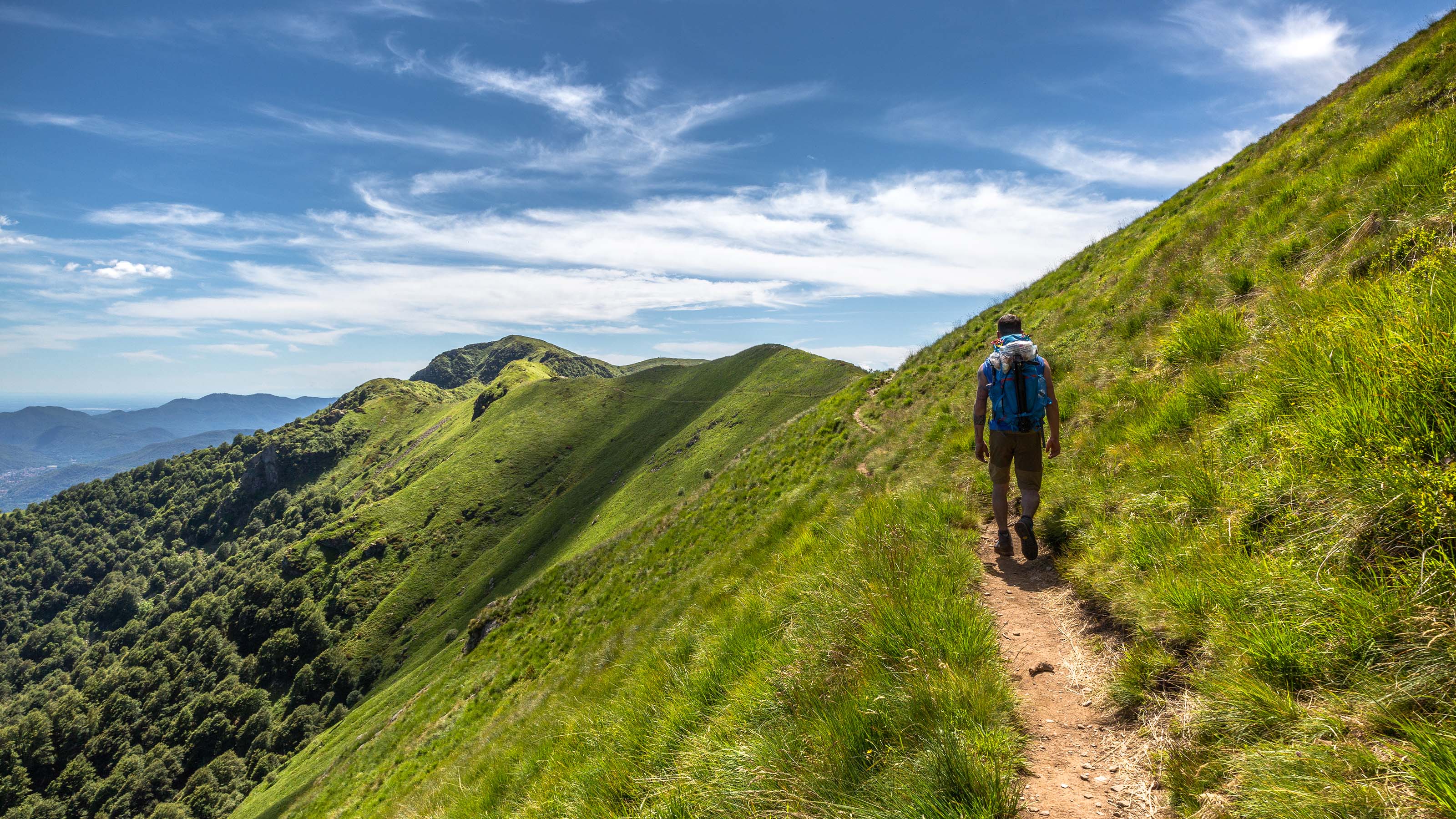 Einen Mann mit Wanderausrüstung absolviert die Überquerung Monte Tamaro–Monte Lema.