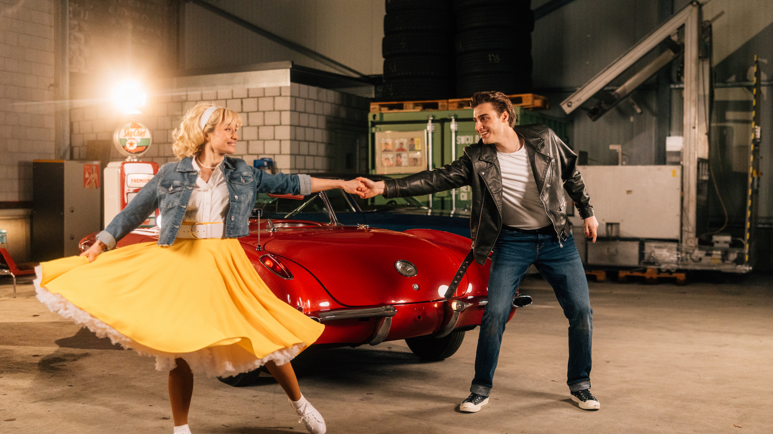 Bühnenbild und Schauspielerinnen beim Musical ‚Grease‘ am Thunerseespiel.