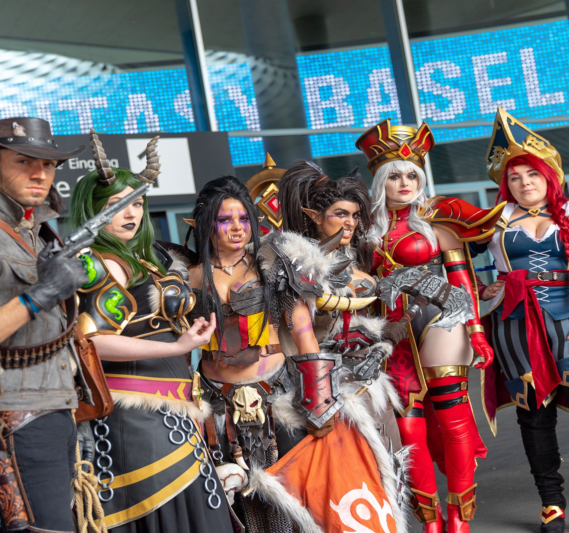 Menschen vor dem Messegebäude in Basel beim Fantasy Basel – The Swiss Comic Con, viele in Cosplay-Kostümen.