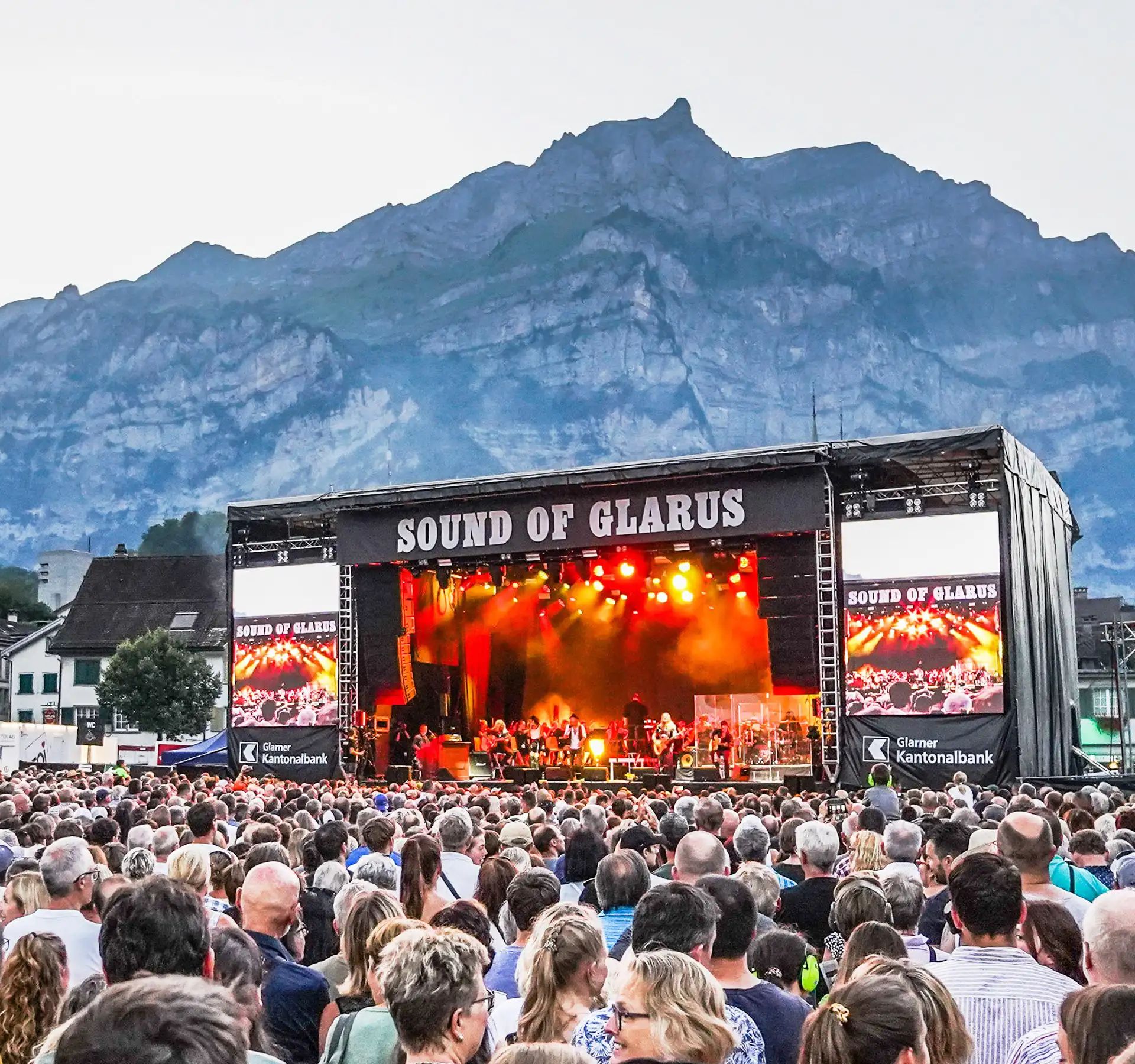 Pubblico che balla durante un concerto al Sound of Glarus.