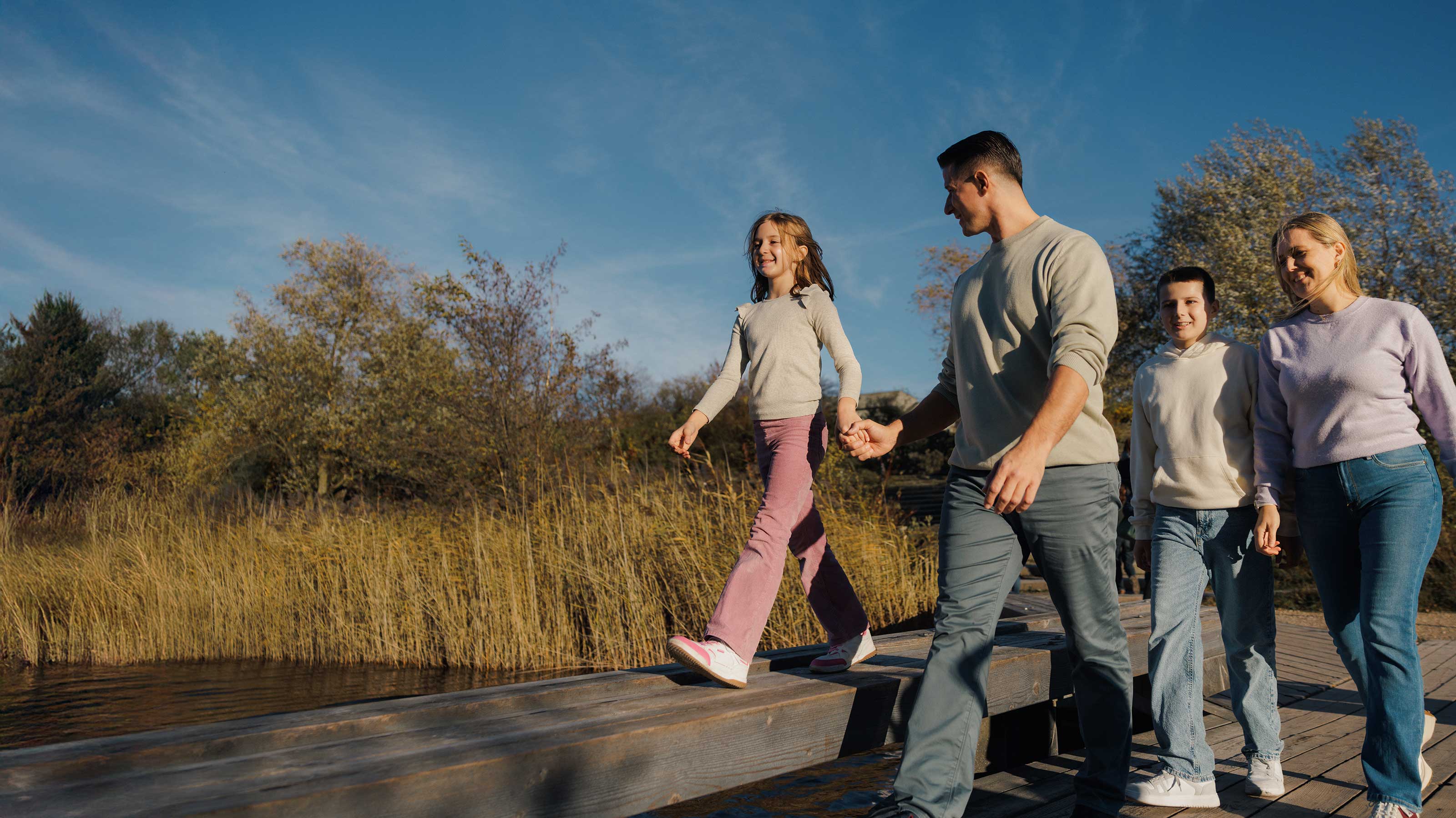  Deux jeunes femmes sont assises sur un gros rocher au soleil.