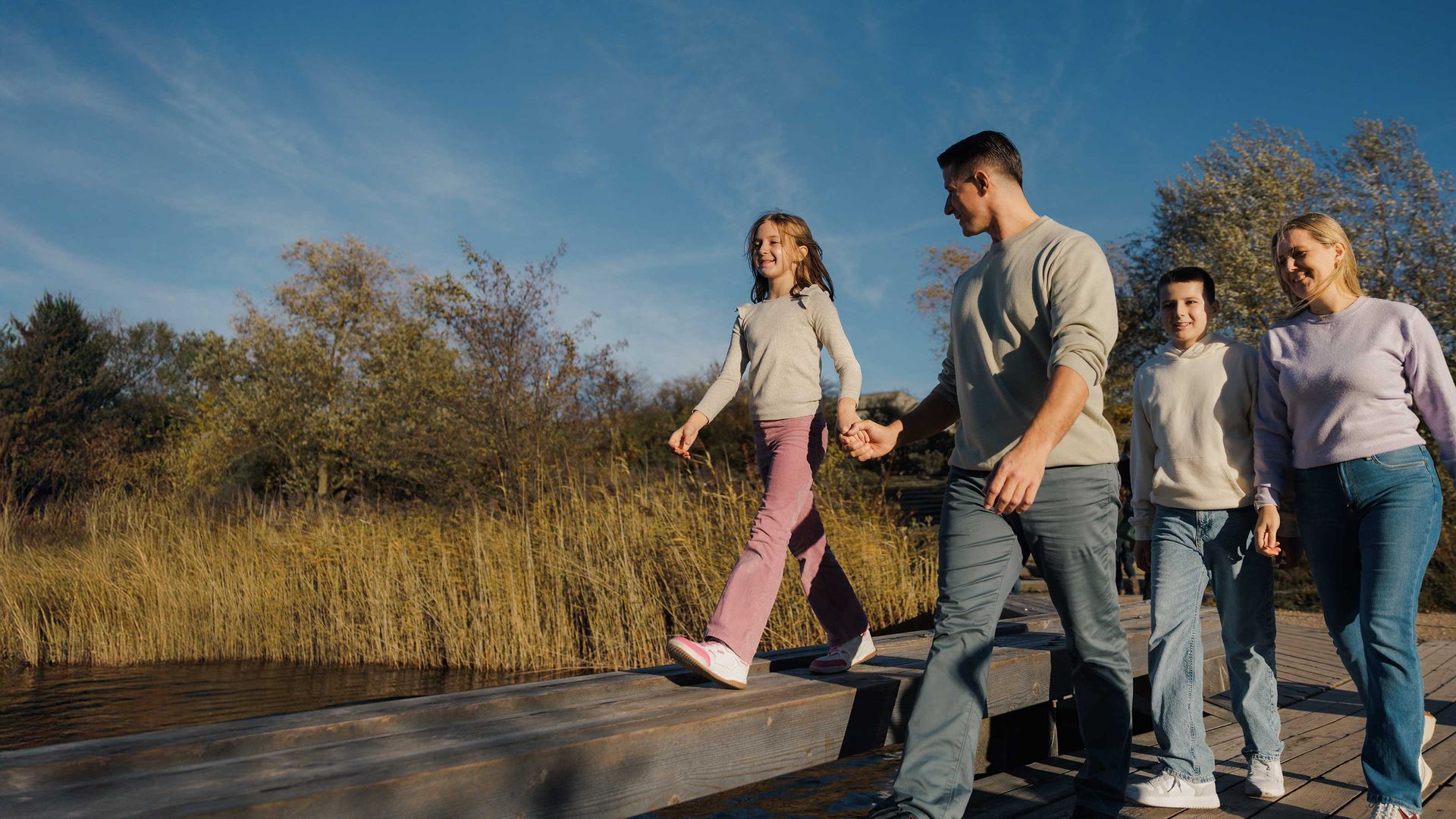 Deux jeunes femmes sont assises sur un gros rocher au soleil.