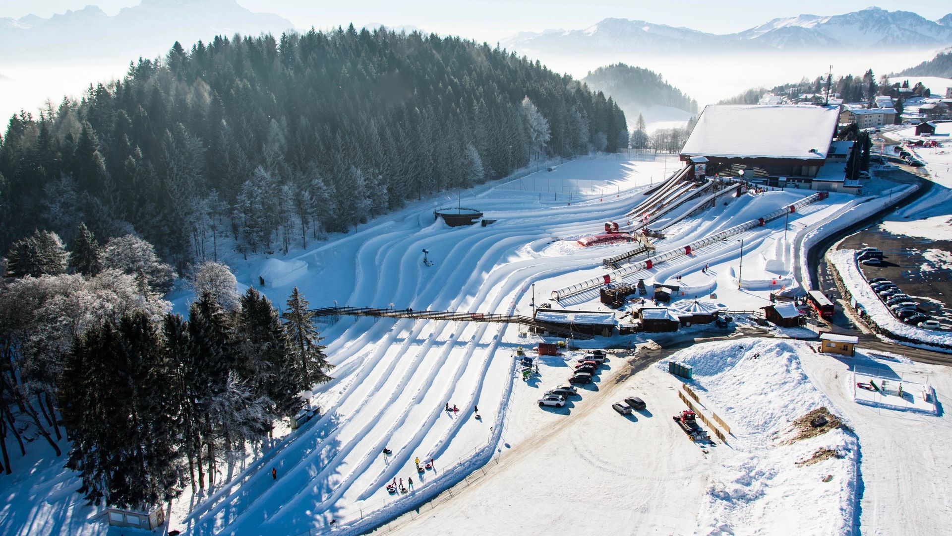 Vista aerea del parco per slittini di Leysin. Si possono vedere diverse piste per lo slittino.