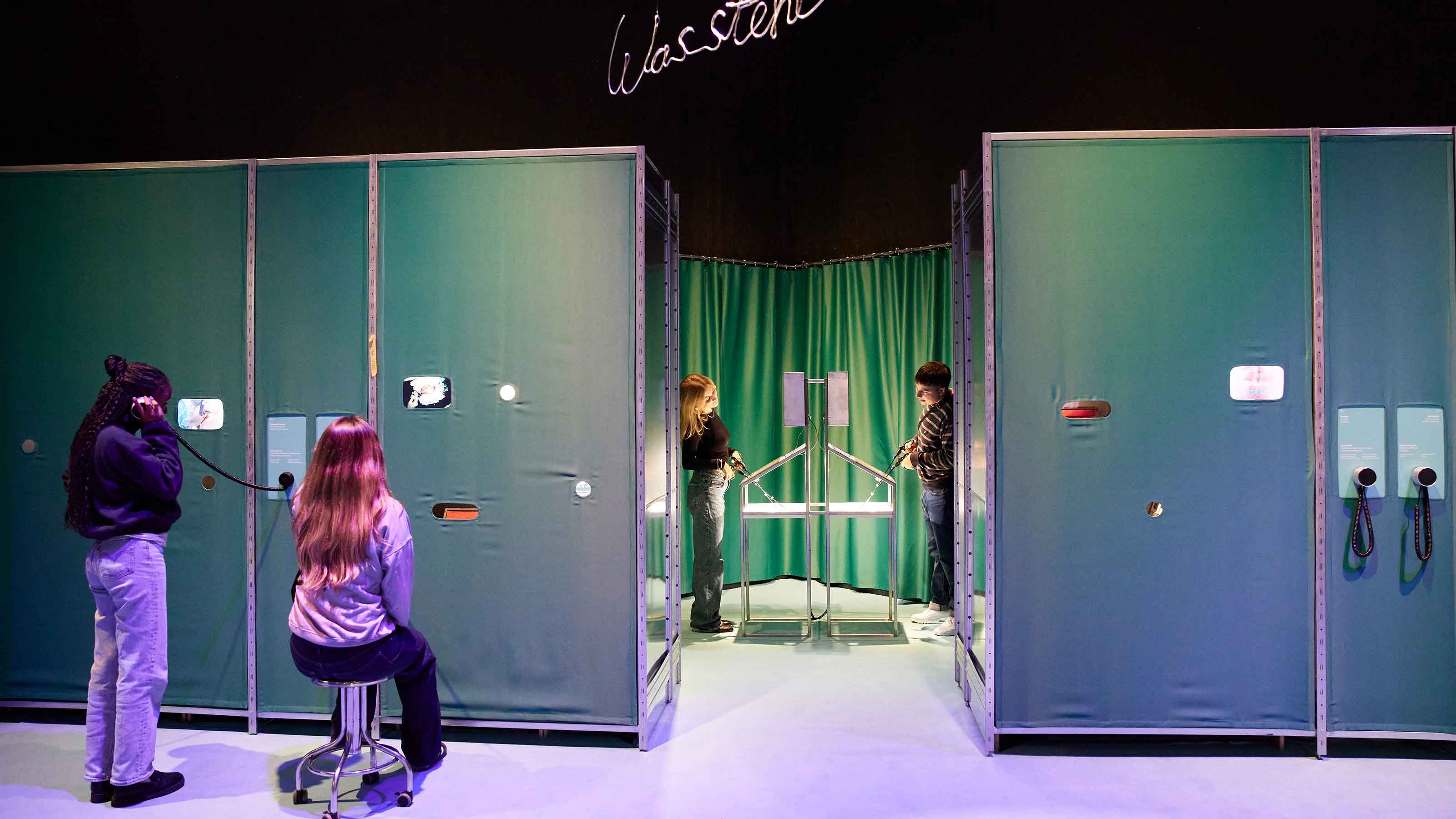 Four young people in the exhibition Hauptsache gesund. An exhibition with side effects.