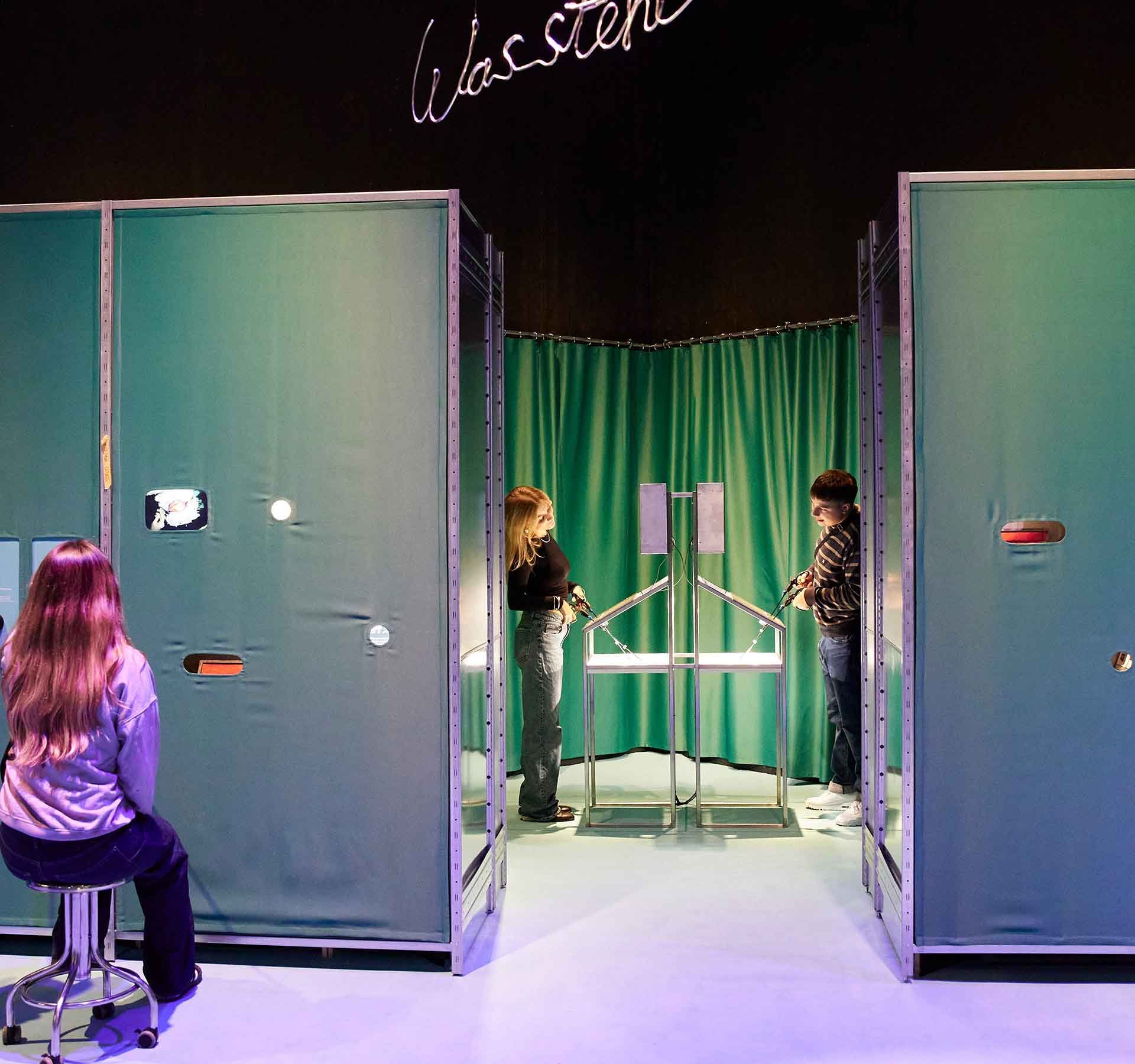 Four young people in the exhibition Hauptsache gesund. An exhibition with side effects.
