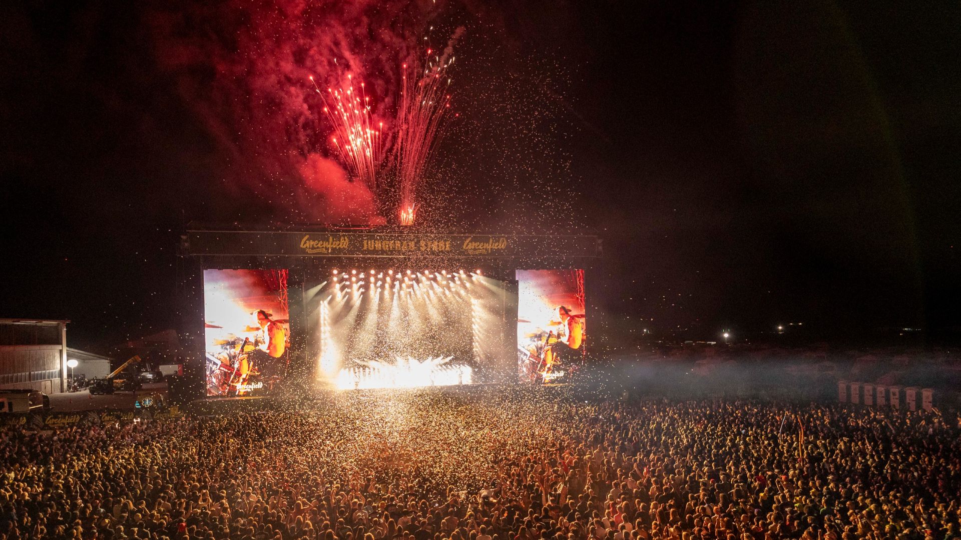 Publikum vor der Hauptbühne am Greenfield Festival in Interlaken mit Konzertatmosphäre und Lichtern.