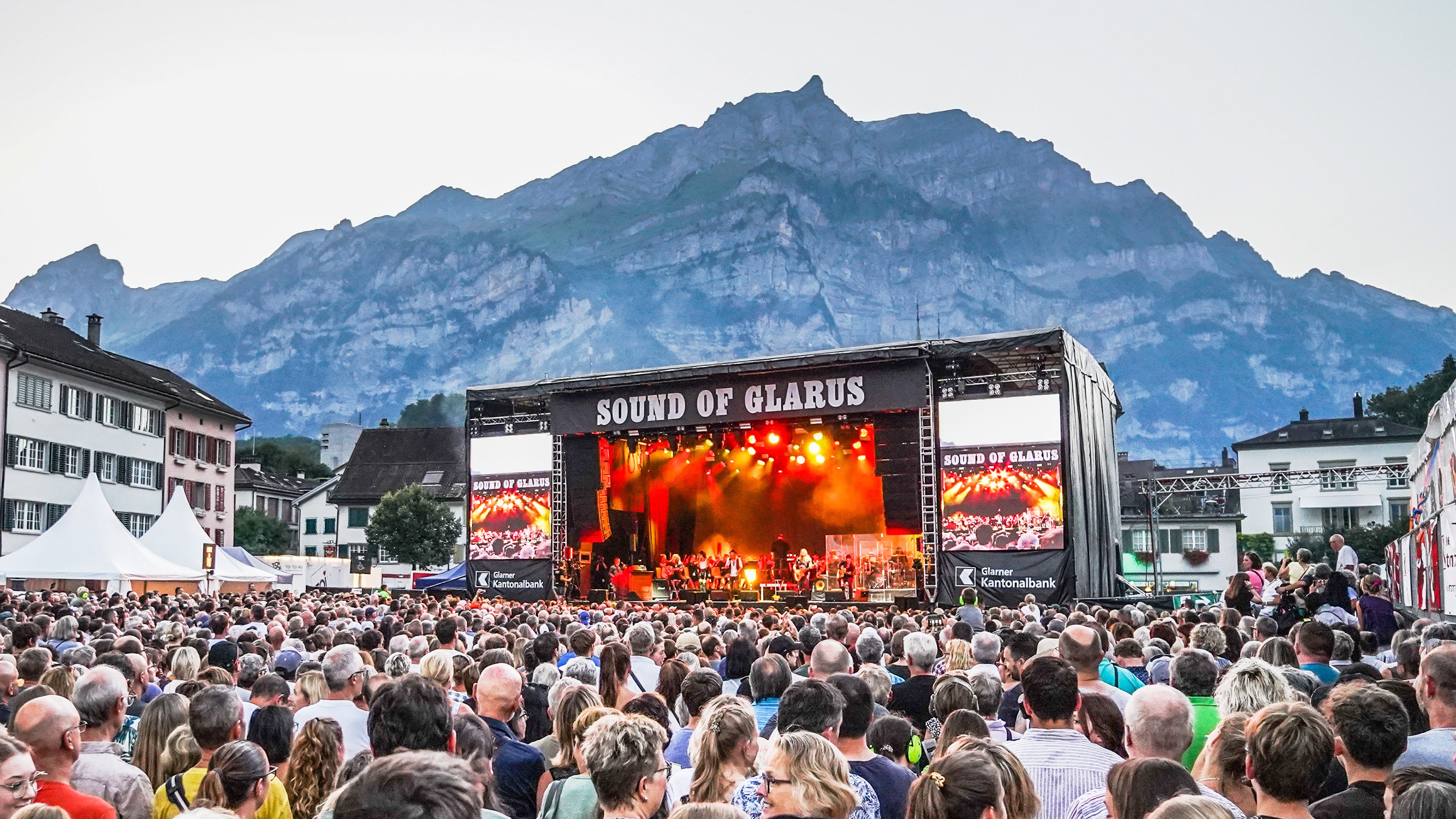 Tanzendes Publikum bei einem Konzert am Sound of Glarus.