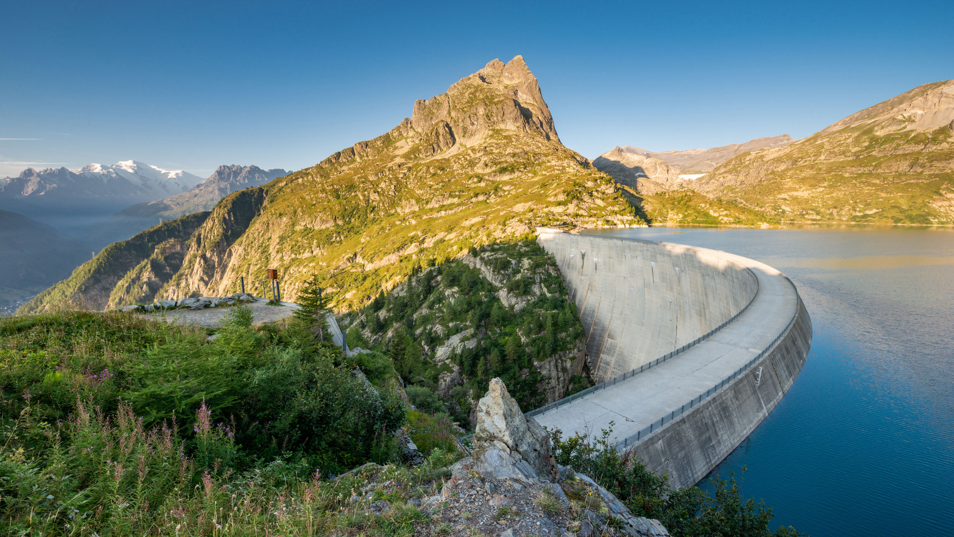 L'impressionnant barrage d'Emosson dans les Alpes suisses offre un paysage de montagne à couper le souffle avec un lac de retenue cristallin.