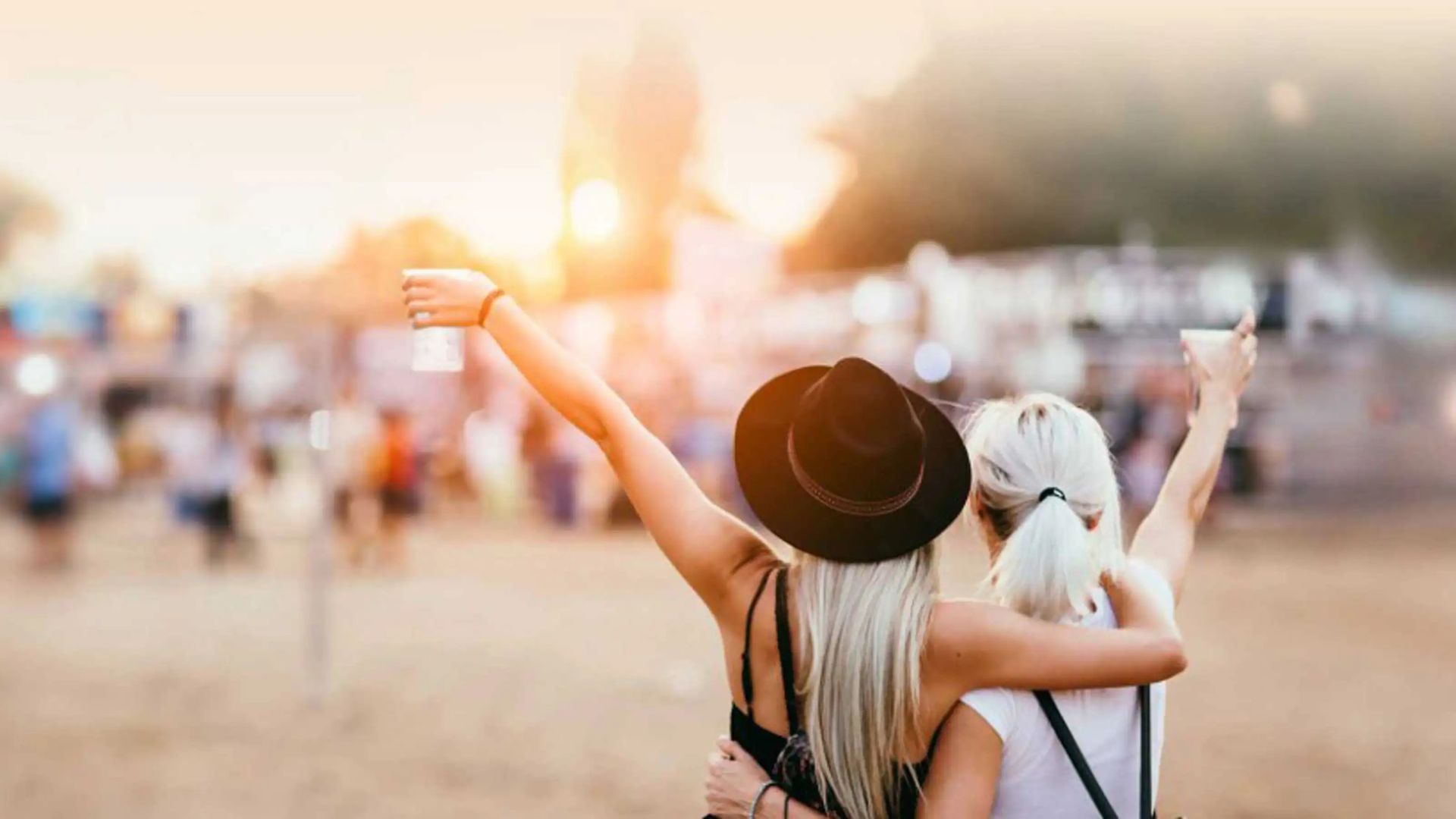 Deux visiteuses du festival se tiennent devant le site du festival, impatientes que l’événement commence.