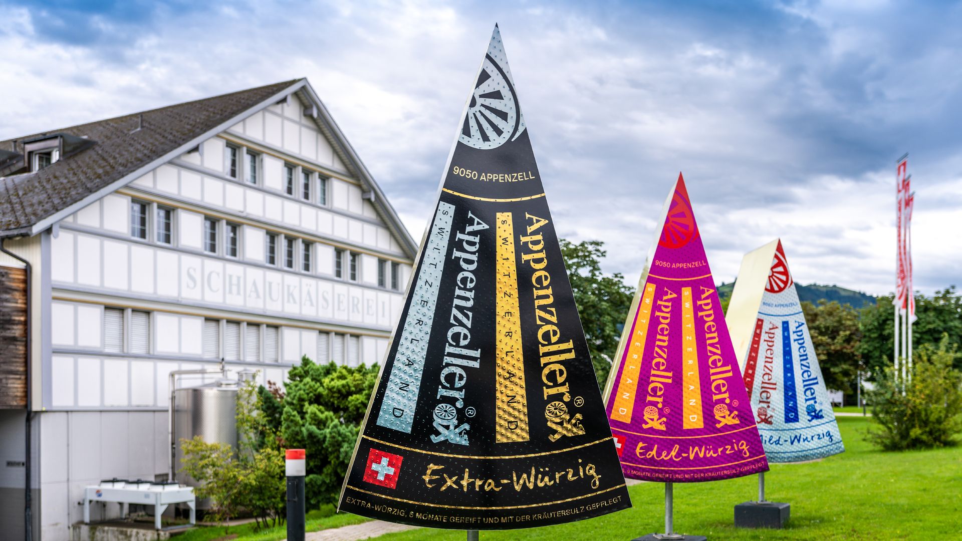 Aussenansicht der Appenzeller Schaukäserei. Zu sehen sind 3 überdimensionale Käsedreiecke.